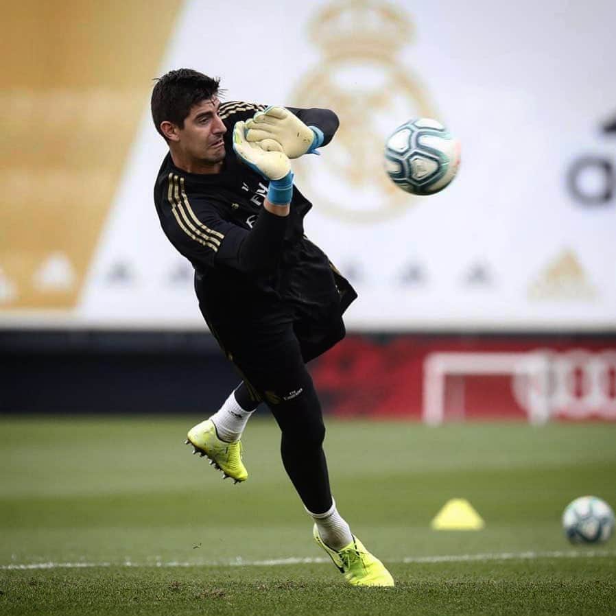 ティボ・クルトゥワのインスタグラム：「👐🏻⚽️ #HalaMadrid #TC13」