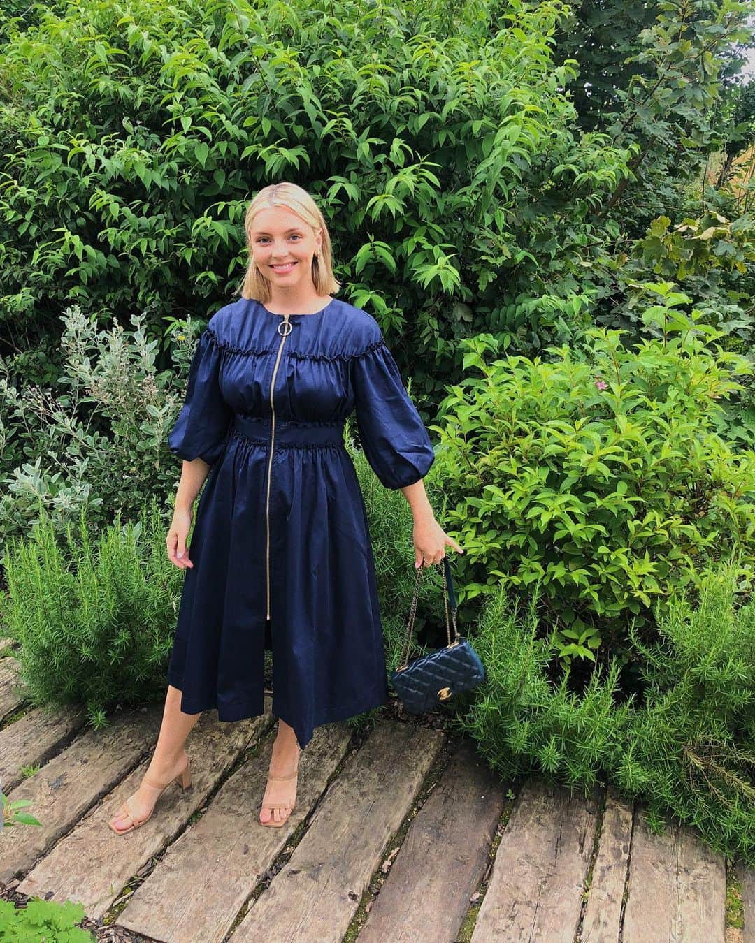 Estée Lalondeのインスタグラム：「🦋🍃 felt fancy 🍃🦋 ———————————— Dress @kitristudio (gifted)  #ELwears」