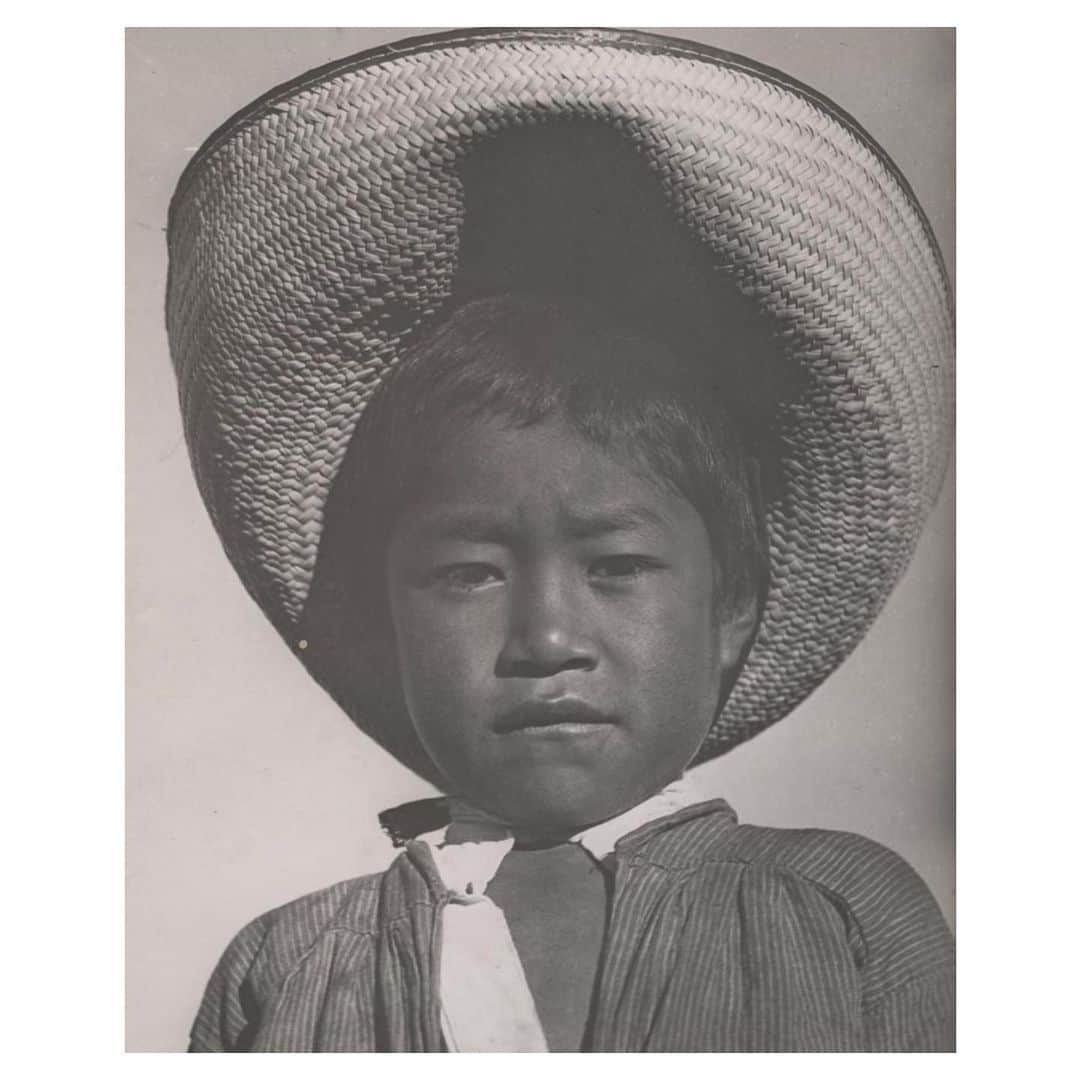 ナタリア・コルドバ・バックリーのインスタグラム：「TINA MODOTTI 🙌🏾 ...aka... YOU can be it, do it, ALL.  Child in Sombrero, 1927⁣﻿ // Photo: © Tina Modotti⁠  Tina Modotti was an Italian photographer, model, actress, and revolutionary political activist. In 1922 she moved to Mexico, where she became an active Communist. Modotti’s work is an elegy to the Mexican Revolution, though she tells it through poetic interpretations of workers tropes and symbology. She created an important visual archive of the culture and politics of the country in the aftermath of its revolution.⁠ #Repost @theindependentphoto」