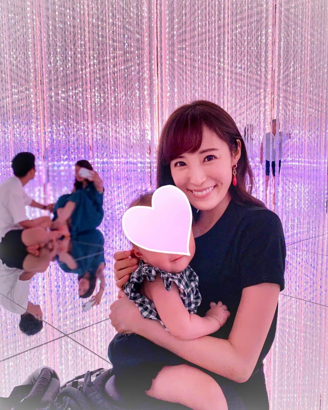 小林真由のインスタグラム：「⋆﻿ ⋆﻿ お盆にチームラボ プラネッツへ🌍﻿ チームラボの作品、何度見ても飽きない🐇💕﻿ もう何箇所見に行ったかなぁ。﻿ ﻿ 娘とは初めてのチームラボ、﻿ 特にこの光の空間に興味津々でテンション上がりっぱなしでした🌸﻿ 大人8人に囲まれて更に上機嫌girl👧🏼﻿ 娘を見てるのが何よりも面白すぎる。笑﻿ ﻿ 親になって色々な見方が本当に変わって全てが新鮮🐥 ありがとうが止まらないです。﻿ 生まれて9ヶ月！早かった〜﻿ ﻿ #チームラボ #チームラボプラネッツ #東京 #豊洲 #子連れ #生後9ヶ月 #女の子ベビー #夏休み #お盆 #ロンハー #アート ﻿#夏 ﻿ ﻿」