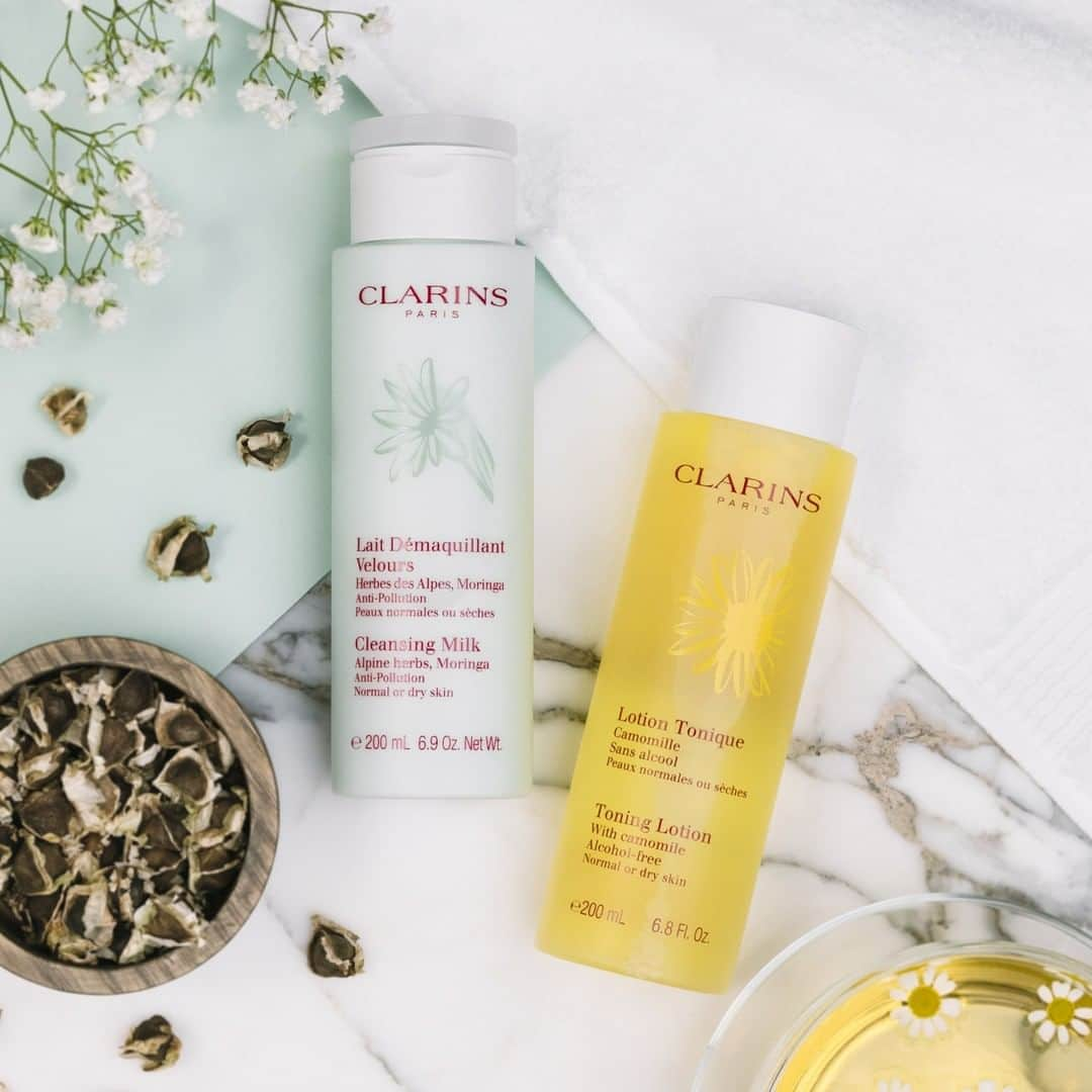 Clarins Italiaさんのインスタグラム写真 - (Clarins ItaliaInstagram)「Come eliminare perfettamente il make-up ispirandosi ai rituali di Trattamento delle Skin Spa #Clarins?! . . . 1. Riscalda il Latte Detergente nel palmo delle mani per portarlo alla temperatura della pelle 2. Applicalo utilizzando tutta la superficie delle mani, posandole sul viso, senza premere 3. Non dimenticare il collo 4. Togli le mani dal viso con un gesto il più rapido possibile e ripeti 5/6 volte 5. Risciacqua il viso 6. Applica il Tonico alla Camomilla per gli ultimi residui e per eliminare gli effetti nocivi del calcare dell'acqua. Prova a seguire il metodo demaq Clarins e lascia la tua opinione nei commenti! ----------- #ClarinsSkinCare #FaceCare #BeautyRoutine」8月21日 19時01分 - clarinsitalia