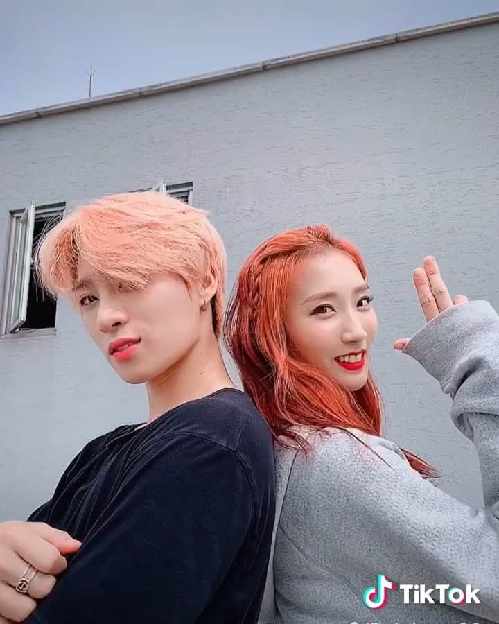 ピョン・ヒョンミンのインスタグラム：「@you.nzy 누나랑 갑자기🕺💃 #exo #loveshot #틱톡」