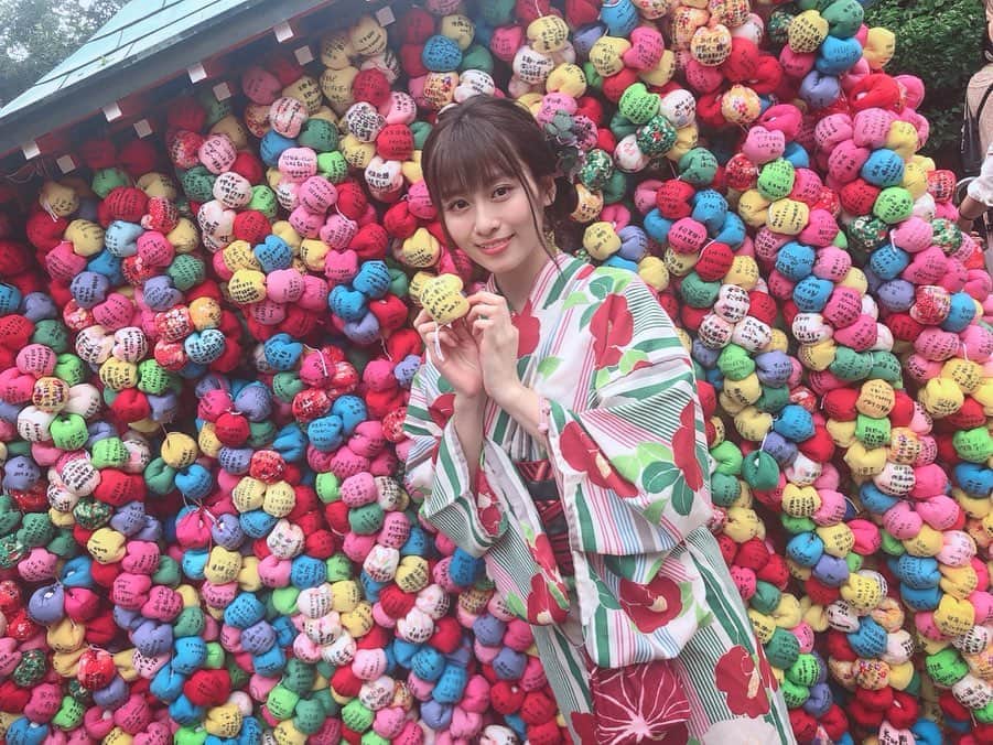 内木志のインスタグラム：「笑顔だと良いことがおきる！ 毎日笑顔でいたいな〜😊 沢山色んなお願い事が書いてあって、見るの楽しかったよ💛❤️💙💚💜 カラフルで可愛い神社⛩ これからの事沢山お願いしてきました🧞‍♀️🧞‍♂️ #京都 #八坂庚申堂」