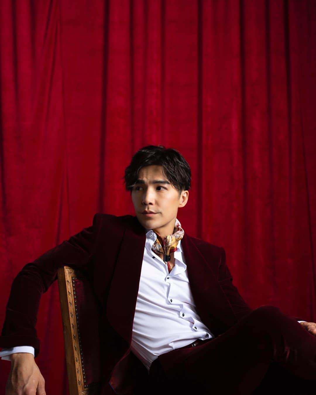 ルーディ・リンのインスタグラム：「I’m so proud to present at long last... A MANDARIN Netflix Original!!! Ghost Bride 彼岸之嫁. An absolute delight to have worked on this with some amazing cast mates. Based on the best selling novel by YangSze Choo and written for the screen by Kai Wu. Remember to Netflix and get Chills. @netflixtw #Netflix華語新勢力 #真星話 #netflixshows #theghostbride #comingsoon」