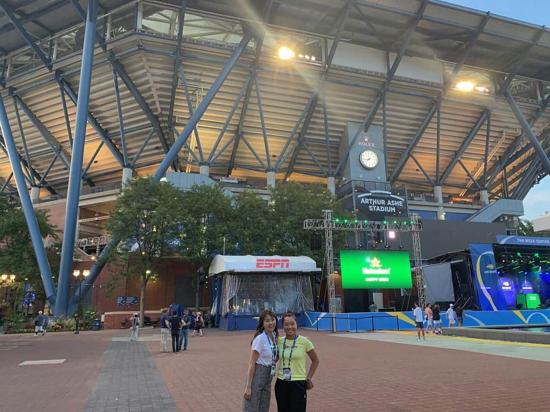 島田晴香さんのインスタグラム写真 - (島田晴香Instagram)「I have received many things from her .  She lost to today's game, but she is the player I want to support the most.  Whoever watches her game will be her fan. I hope that her efforts will reach many people.  I'm going to continue to support her✨  私はこれまで彼女からたくさんの物をもらいました。 彼女は今日のゲームには負けてしまったけど 彼女ほど応援したくなる選手はいないだろう。 試合を観た人は彼女のファンになるだろう。 彼女の頑張りが沢山の人に届きますように。 私は彼女をサポートし続けます✨  #tennis #usopen #奈良くるみ #narakurumi #kuruminara  #全米オープン #newyork」8月21日 19時11分 - shimadadesu_official