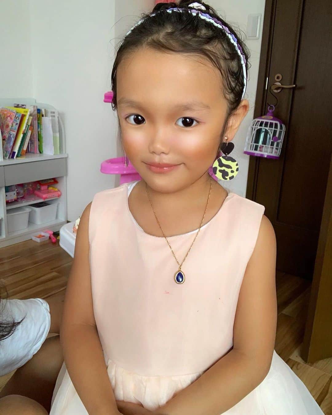 内藤陽子のインスタグラム：「お出掛け準備💄 母娘👱‍♀️ #mydaughter #nico #pink #黒過ぎる #本当に #何人か聞かれる」