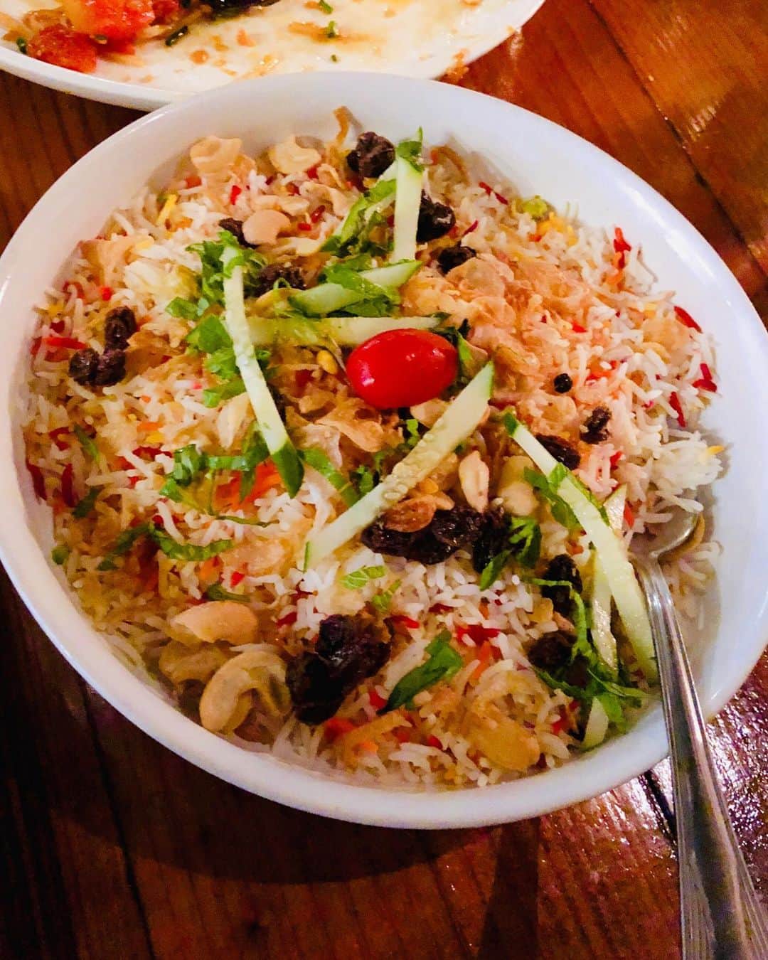 秋山具義さんのインスタグラム写真 - (秋山具義Instagram)「ハワイでナオさんとうちの家族とご飯。﻿ ナオさんオススメの、昨年オープンして今年のBest New Restaurant になったミャンマー料理『Rangoon Burmese Kitchen (ラングーン バーミーズ キッチン)』。﻿ サラダ、カレー、なにもかも、めちゃくちゃ美味しかった！！！﻿ ミャンマー料理って、たぶん初めて食べたけど、こんなに美味しいのか〜！﻿ ﻿ #rangoonburmesekitchen #ラングーンバイミーズキッチン #本田直之 #具義ハワイ2019」8月21日 19時25分 - gugitter