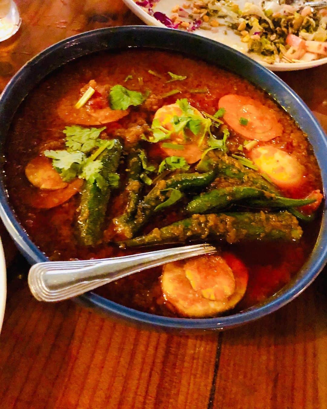 秋山具義さんのインスタグラム写真 - (秋山具義Instagram)「ハワイでナオさんとうちの家族とご飯。﻿ ナオさんオススメの、昨年オープンして今年のBest New Restaurant になったミャンマー料理『Rangoon Burmese Kitchen (ラングーン バーミーズ キッチン)』。﻿ サラダ、カレー、なにもかも、めちゃくちゃ美味しかった！！！﻿ ミャンマー料理って、たぶん初めて食べたけど、こんなに美味しいのか〜！﻿ ﻿ #rangoonburmesekitchen #ラングーンバイミーズキッチン #本田直之 #具義ハワイ2019」8月21日 19時25分 - gugitter