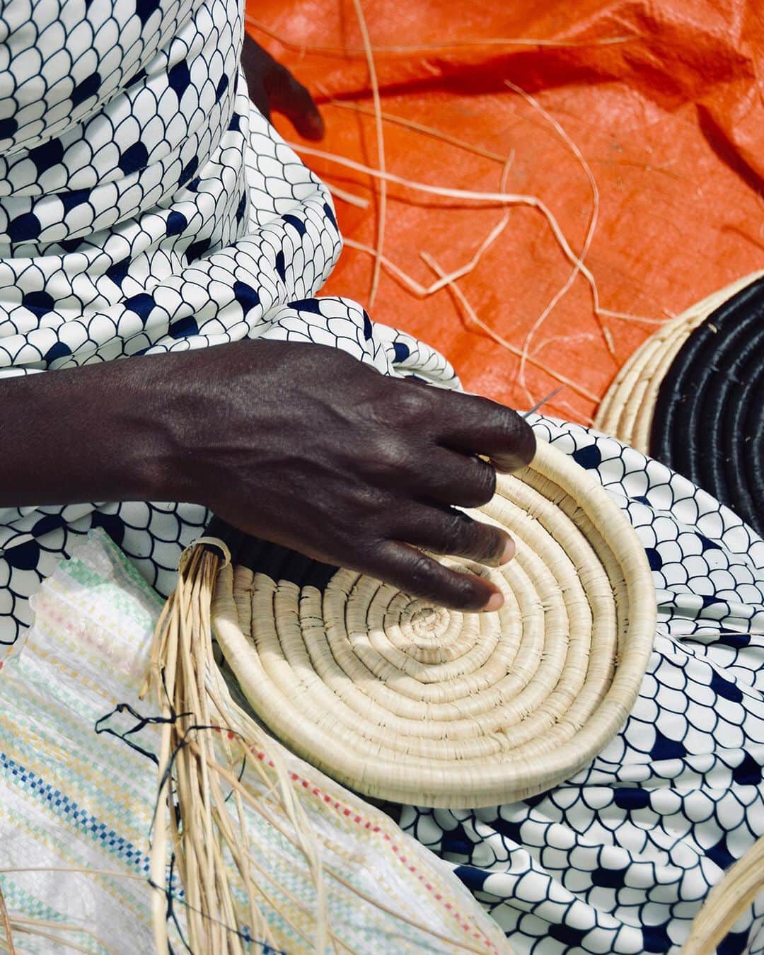 ARKETさんのインスタグラム写真 - (ARKETInstagram)「Made in Uganda and Rwanda by social entrepreneurs who use their businesses to create life-changing opportunities for people in their communities, these baskets are handmade and one of a kind. The intricate texture is created by combining sweetgrass with fibres from the sisal leaf and dyed using only organic dyes. Discover the limited edition handmade baskets: link in bio. - #ARKET #allacrossafrica」8月21日 19時19分 - arketofficial