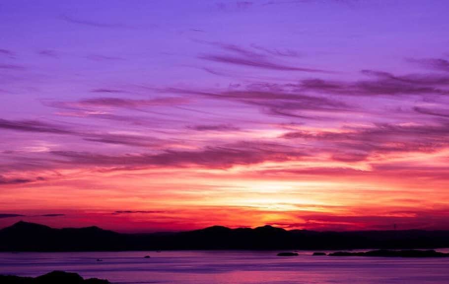 リゾートホテルオリビアン小豆島さんのインスタグラム写真 - (リゾートホテルオリビアン小豆島Instagram)「こんばんは、オリビアン小豆島です！  オリビアンと言えば夕陽です！ 今日はちょっと雲がかかって見れませんでしたが、 綺麗に見れる時はこんな感じに見えますよ‼️ こんな夕陽を体感してみませんか？  若干ですが、まだまだ直前でもお部屋が取れます！！！ ぜひ、この機会にいかがですか！！ ご予約はこちらから　↓ https://olivean.com/accommodation/plan/index.html  お待ちしていまーす！！ ------------------------------------------------------------------------ ◆リゾートホテル オリビアン小豆島◆ URL：https://olivean.com/  TEL：0879-65-2311  mail：olivean-shoudoshima@mystays.com  Instagram：@olivean_shodoshima  ハッシュタグ　 #olivean_shodoshima  #olivean  #オリビアン  #オリビアン小豆島 #オリビアンの夕陽 #楽天朝ごはんフェスティバル #朝ごはんフェスティバル #グランピング #グランピングBBQ #瀬戸内芸術祭2019 #ワンプレートランチ #令和元年 #令和 #ストリートピアノ #チョークアート #ワークショップイベント #パーソナルモビリティー ◆宿泊プラン一覧はこちら↓◆ https://olivean.com/accommodation/plan/index.html ◆レストランページはこちら↓◆ https://restaurant-mystays-shodoshima.com/ --------------------------------------------------------------------------」8月21日 19時21分 - olivean_shodoshima