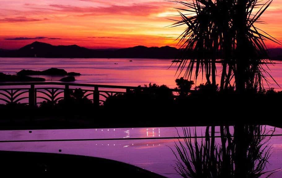 リゾートホテルオリビアン小豆島さんのインスタグラム写真 - (リゾートホテルオリビアン小豆島Instagram)「こんばんは、オリビアン小豆島です！  オリビアンと言えば夕陽です！ 今日はちょっと雲がかかって見れませんでしたが、 綺麗に見れる時はこんな感じに見えますよ‼️ こんな夕陽を体感してみませんか？  若干ですが、まだまだ直前でもお部屋が取れます！！！ ぜひ、この機会にいかがですか！！ ご予約はこちらから　↓ https://olivean.com/accommodation/plan/index.html  お待ちしていまーす！！ ------------------------------------------------------------------------ ◆リゾートホテル オリビアン小豆島◆ URL：https://olivean.com/  TEL：0879-65-2311  mail：olivean-shoudoshima@mystays.com  Instagram：@olivean_shodoshima  ハッシュタグ　 #olivean_shodoshima  #olivean  #オリビアン  #オリビアン小豆島 #オリビアンの夕陽 #楽天朝ごはんフェスティバル #朝ごはんフェスティバル #グランピング #グランピングBBQ #瀬戸内芸術祭2019 #ワンプレートランチ #令和元年 #令和 #ストリートピアノ #チョークアート #ワークショップイベント #パーソナルモビリティー ◆宿泊プラン一覧はこちら↓◆ https://olivean.com/accommodation/plan/index.html ◆レストランページはこちら↓◆ https://restaurant-mystays-shodoshima.com/ --------------------------------------------------------------------------」8月21日 19時21分 - olivean_shodoshima