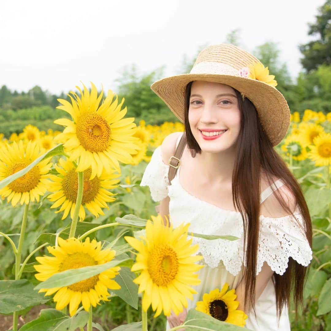 大濠ハンナさんのインスタグラム写真 - (大濠ハンナInstagram)「ひまわり畑でとっても素敵に写真撮ってもらったっちゃん🌻🌞🌻✨ 途中いきなり雨降ってきたりしたけどひまわりが笑っとったけん楽しかったあ〜😊ニコニコ  #ひまわり畑 #向日葵 #ひまわり」8月21日 19時23分 - hannaoohori