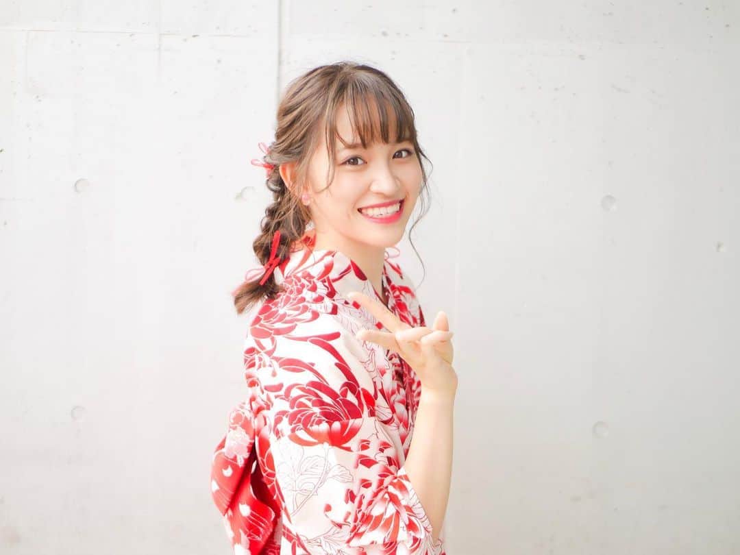 下口ひななのインスタグラム：「夏ですね🍀﻿ ﻿ ﻿ #浴衣 #浴衣ヘアアレンジ  #赤 #リボン #三つ編みアレンジ  #夏 #夏終わりそう #夏終わらないで」