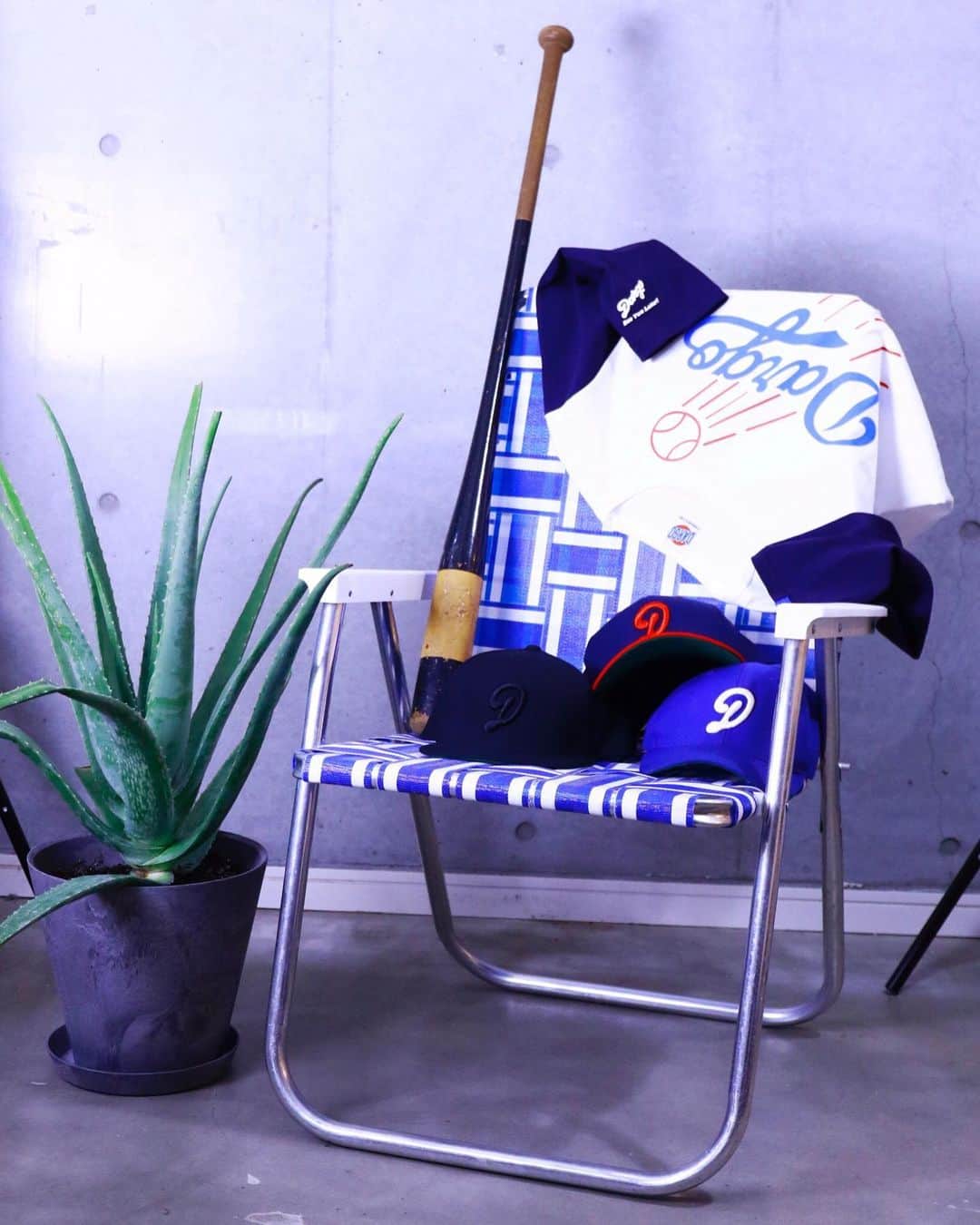 DARGO T-shirt &Sign Artさんのインスタグラム写真 - (DARGO T-shirt &Sign ArtInstagram)「DARGO 2019 Mid Summer Mood. "THE EXHIBITION OF LOCALISM" See You Later! 🇺🇸⚾️ ------------------------ 【DARGO】 "Dodgers" Logo BASE BALL T-shirt color：WHITE × NAVY size：S, M, L Hand Printed in Kumamoto, Japan. 7.1onz Heayv Weight. 100% USA COTTON & PRE-SHRUNK FIT. 水性ラバーインク3版構成 - BB CAP…9月再入荷予定。 詳細後日おしらせいたします。 ------------------------- DARGO Hand Screen Printed T-shirt Printed in Kumamoto, Japan. ------------------------- #dargojapan #dargo2019ss #kumamoto #vintagestyle  #california #californiastyle #熊本 #熊本tシャツ #熊本市 #アメカジ #tシャツ #メジャーリーグ #アメカジスタイル」8月21日 19時26分 - dargo_japan