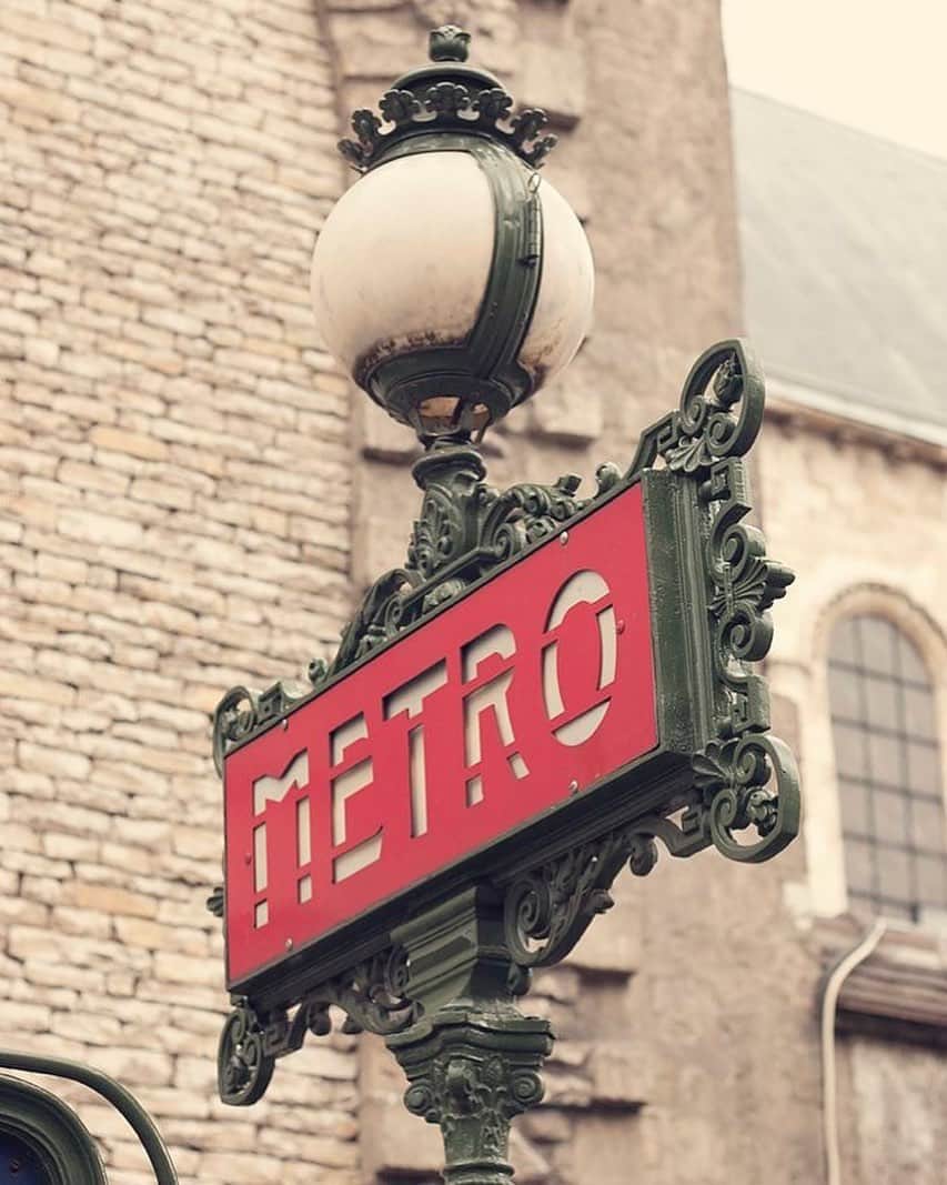 ジャマンピュエッシュのインスタグラム：「Artistic touch in every detail of this inspiring city. #paris #inspiration #love #metro」