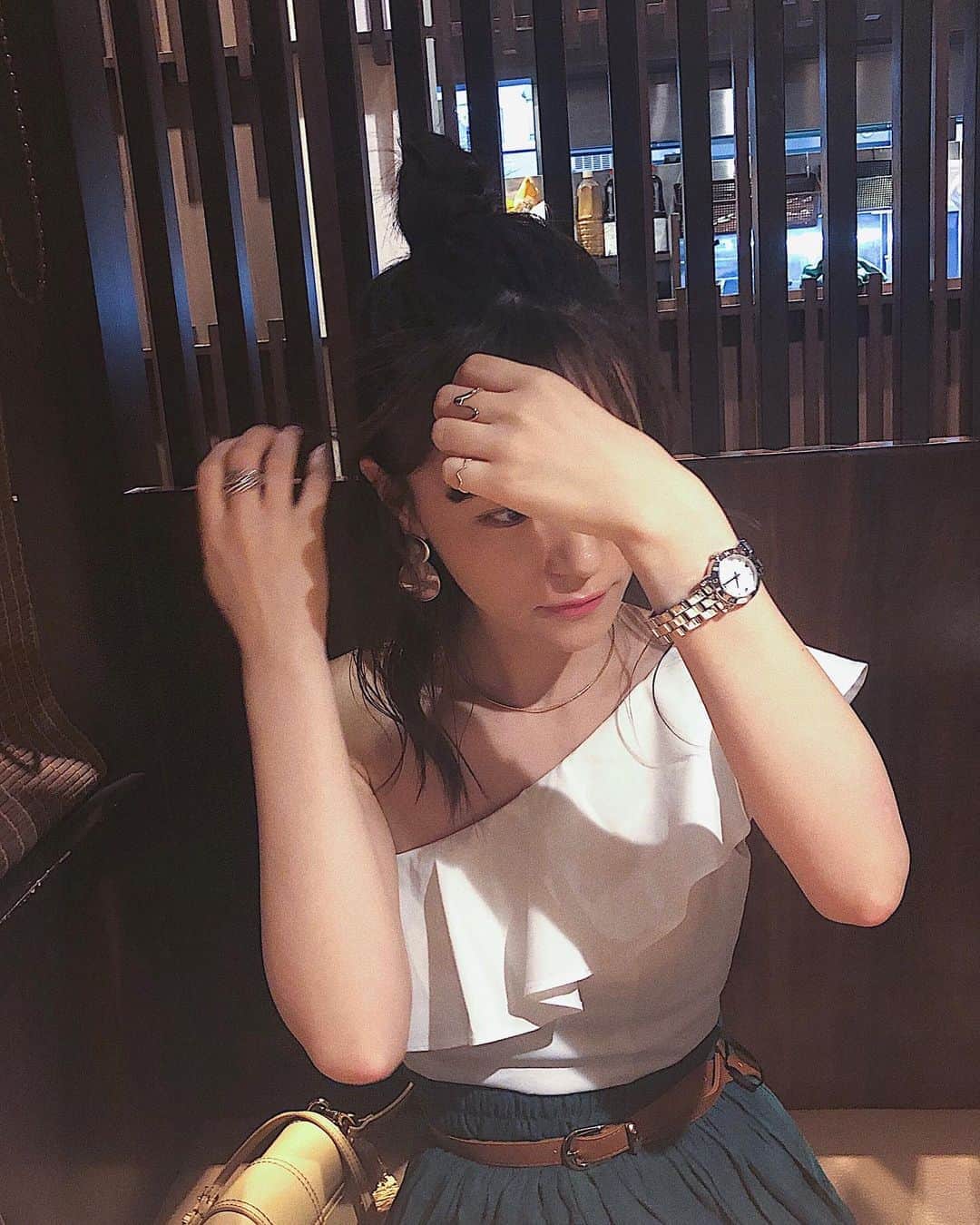 山下愛実（まなみるく）のインスタグラム：「前髪を整えてっと💆🏻‍♀️🤔 #ぼーっと#基本ぼーっと」