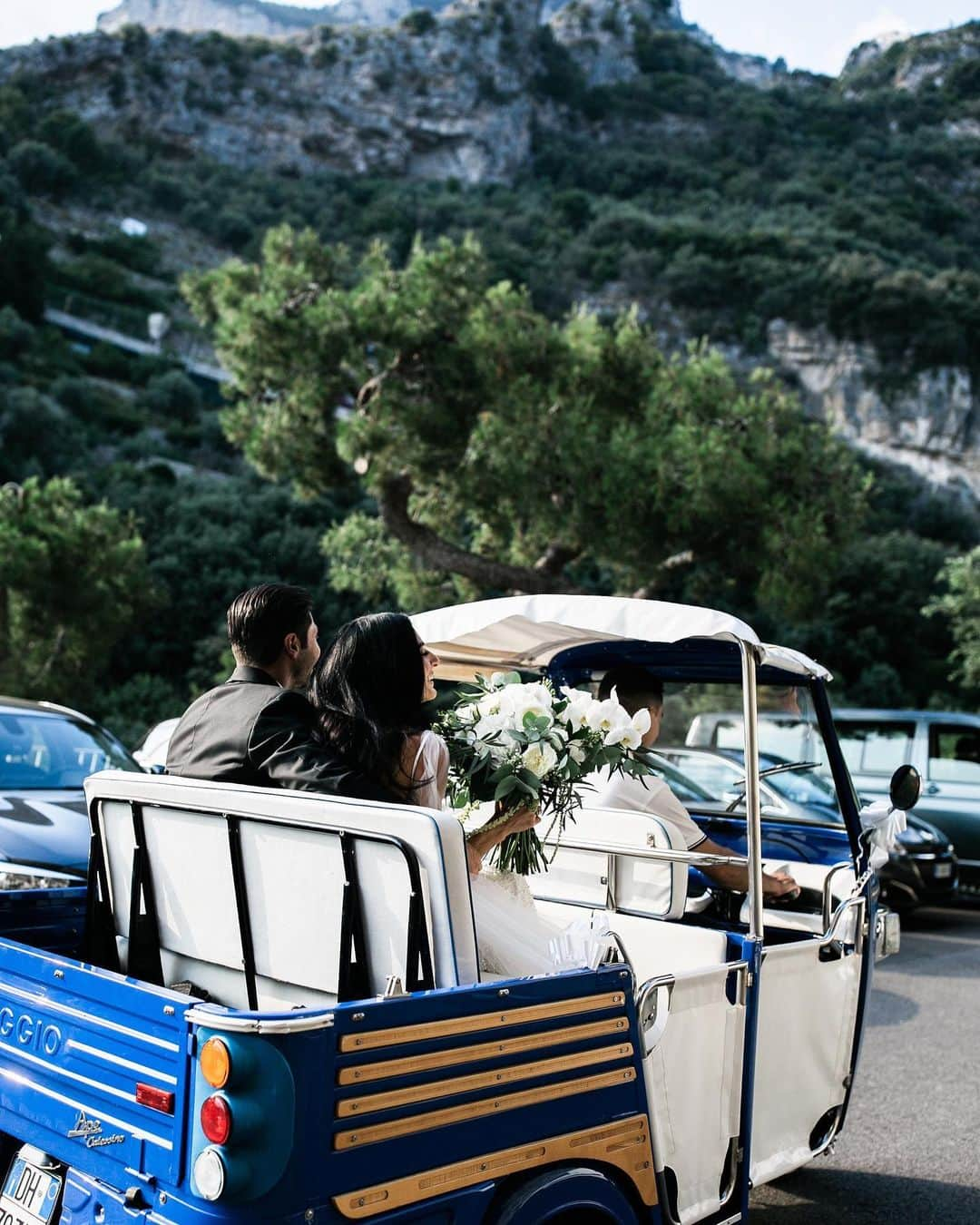 Vogue Australiaさんのインスタグラム写真 - (Vogue AustraliaInstagram)「Natalie Buttigieg and Mark Basile always knew they wanted a destination wedding, eventually settling on Casa Angelina in Praiano, Italy. Natalie was inspired by the local area in styling her wedding, except with a contemporary twist. “We were very conscious to not lose ourselves in the styling of the wedding and to keep it as minimal and elegant as possible,” she shares. “At the same time [it had to] have that destination feel about it.” Tap the link in bio to see inside this wedding. 📷 @beksmithimages」8月21日 19時42分 - vogueaustralia