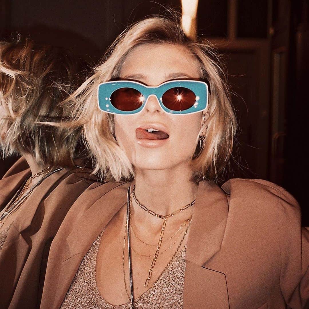 Blonde Saladさんのインスタグラム写真 - (Blonde SaladInstagram)「😎They’re not sunglasses, they’re Loewe’s Paula, our It-girls fav summer item! 😎 Who wore them better? @threadsstyling @loewe @jonathan.anderson #theblondesalad #fashion #accessories #sunglasse #loewe #jonathananderson #summer #item #look #itgirl #dualipa」8月21日 19時47分 - theblondesalad