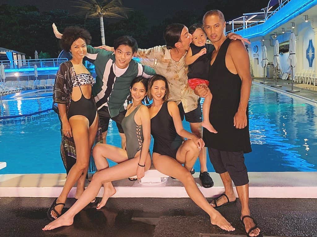 のインスタグラム：「𝐅𝐚𝐦𝐢𝐥𝐲 𝐭𝐢𝐦𝐞🖤 . 愛しの @joy_sakai と初プール🏊🏽‍♂️🏊🏼‍♀️🎶 . 久しぶりにみんなで集まれてとっても楽しかったし、 ただ一緒に居るだけで落ち着くしリラックス出来て なんでも最高に楽しめる最高なファミリー👨‍👩‍👧👩‍👩‍👦‍👦 . JOYと夏の思い出を作れて🌴 お兄ちゃんお姉ちゃんたちはしあわせよ♡ . #みんなの宝物 #joyjoy #もう3歳 #早すぎる #LiLithfamily #nightpools #nightpool #hotelnewotanitokyo #pools」