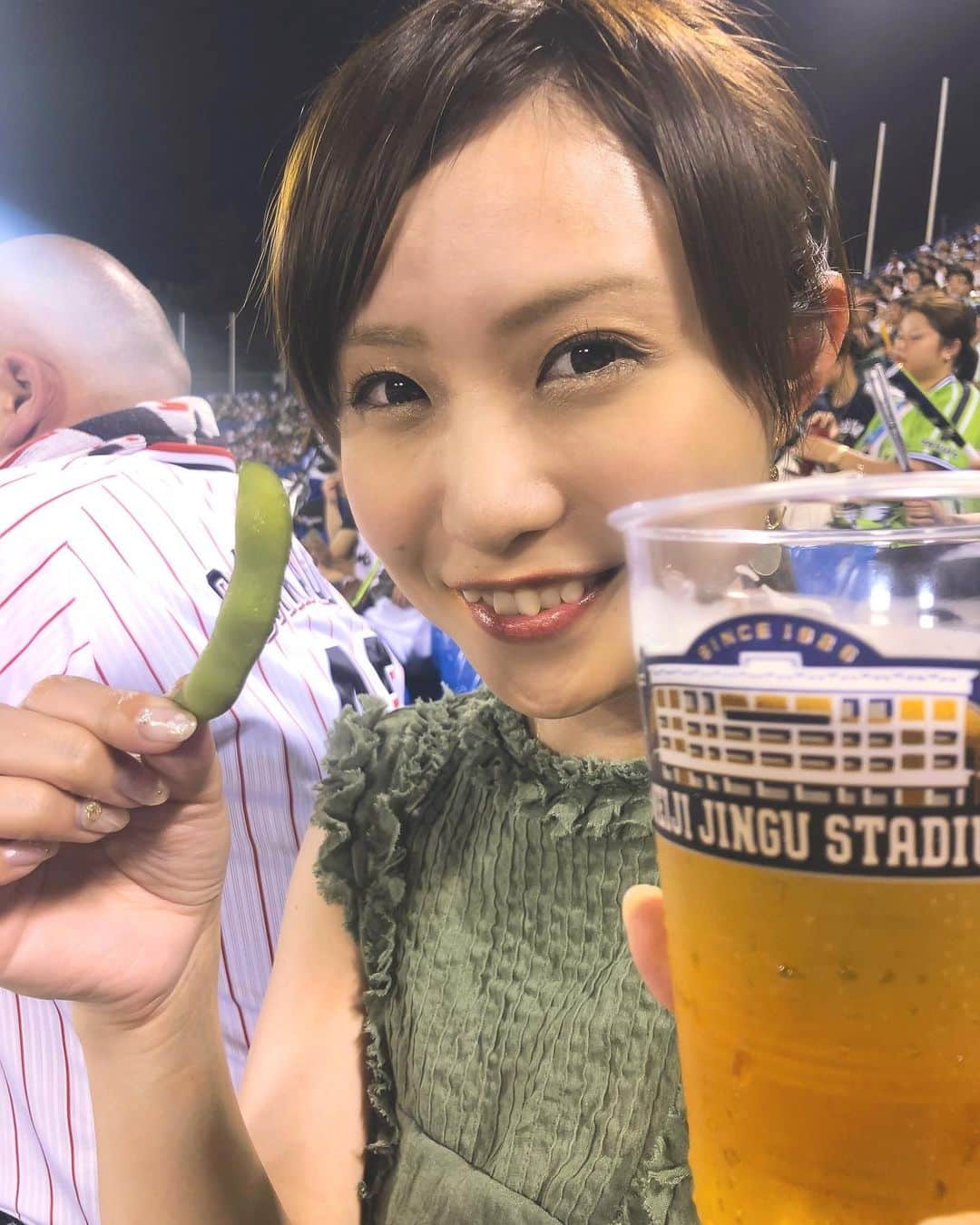 南條早紀のインスタグラム：「スポーツ観戦⚾︎最高🍺💓 . お盆は地元千葉に帰りました！ ついでに#神宮球場 で #野球観戦 ✨ . 父がファンの#横浜denaベイスターズ  と ホーム #ヤクルトスワローズ の対戦⚾️ 結果、ヤクルト圧勝…！😳 中立の立場としては、 ホームランがたくさん見られて良かったです💓笑 #8月14日 #観戦 . それにしても、 球場で飲むビールはなぜこんなに 美味しいのか🤤🍻笑 最高でありました。 . . さて。今週の#youトーク テーマ、 #残暑感じてます ということですが、 この写真だと、夏が恋しい🍺 って感じになるかな… @bbtnewsdesk . みなさんもぜひ投稿してね〜！✨ . . #南條の日常 #もとい #南條の休日 #お盆休み #帰省 #旅行 #ビール #枝豆 #ビールと枝豆 #❤️」