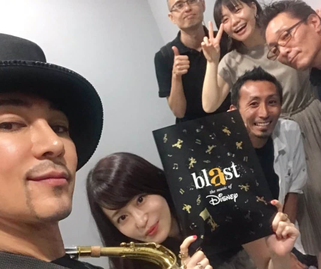 武田真治さんのインスタグラム写真 - (武田真治Instagram)「2019.8.20.『#ブラスト！ミュージック・オブ・#ディズニー』ジャパンツアー東京初日のアンコールにて、スペシャルサポーターを務めさせて頂いている私#武田真治 がサックスで参加させて頂きました🎷 最高です❗️最高でした‼️ サックスやってて良かったー☆☆☆ 15歳の僕にサックス買ってくれた両親に感謝⚡️⚡️⚡️ パーカッションの#石川直 さん、色々アドバイスありがとうございました！ #小島瑠璃子 さん、一緒にスペシャルサポーターをやらせて頂き楽しかったです！ トロンボーンのリサ、トランペットの#米所裕夢 さん、ラジオにも来てくれてありがとうございました📻 #文化放送ラジオ#ガキパラ のパーソナリティー#岡部磨知 さんと番組スタッフの皆もわざわざありがとうございました！応援が力になりました！ そしてなにより会場に足を運んで下さった皆様、本当にありがとうございました！！ 皆様のエネルギーが僕から熱い演奏を引き出してくれました！ ジャパンツアーは9月16日まで続きます🎵 ブラスト体験まだのかたは是非会場で音楽を浴びて下さい！！！ #Blast #Disney #ShinjiTakeda」8月21日 19時39分 - shinji.takeda