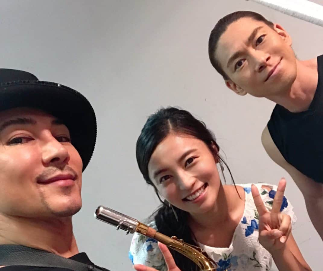 武田真治さんのインスタグラム写真 - (武田真治Instagram)「2019.8.20.『#ブラスト！ミュージック・オブ・#ディズニー』ジャパンツアー東京初日のアンコールにて、スペシャルサポーターを務めさせて頂いている私#武田真治 がサックスで参加させて頂きました🎷 最高です❗️最高でした‼️ サックスやってて良かったー☆☆☆ 15歳の僕にサックス買ってくれた両親に感謝⚡️⚡️⚡️ パーカッションの#石川直 さん、色々アドバイスありがとうございました！ #小島瑠璃子 さん、一緒にスペシャルサポーターをやらせて頂き楽しかったです！ トロンボーンのリサ、トランペットの#米所裕夢 さん、ラジオにも来てくれてありがとうございました📻 #文化放送ラジオ#ガキパラ のパーソナリティー#岡部磨知 さんと番組スタッフの皆もわざわざありがとうございました！応援が力になりました！ そしてなにより会場に足を運んで下さった皆様、本当にありがとうございました！！ 皆様のエネルギーが僕から熱い演奏を引き出してくれました！ ジャパンツアーは9月16日まで続きます🎵 ブラスト体験まだのかたは是非会場で音楽を浴びて下さい！！！ #Blast #Disney #ShinjiTakeda」8月21日 19時39分 - shinji.takeda