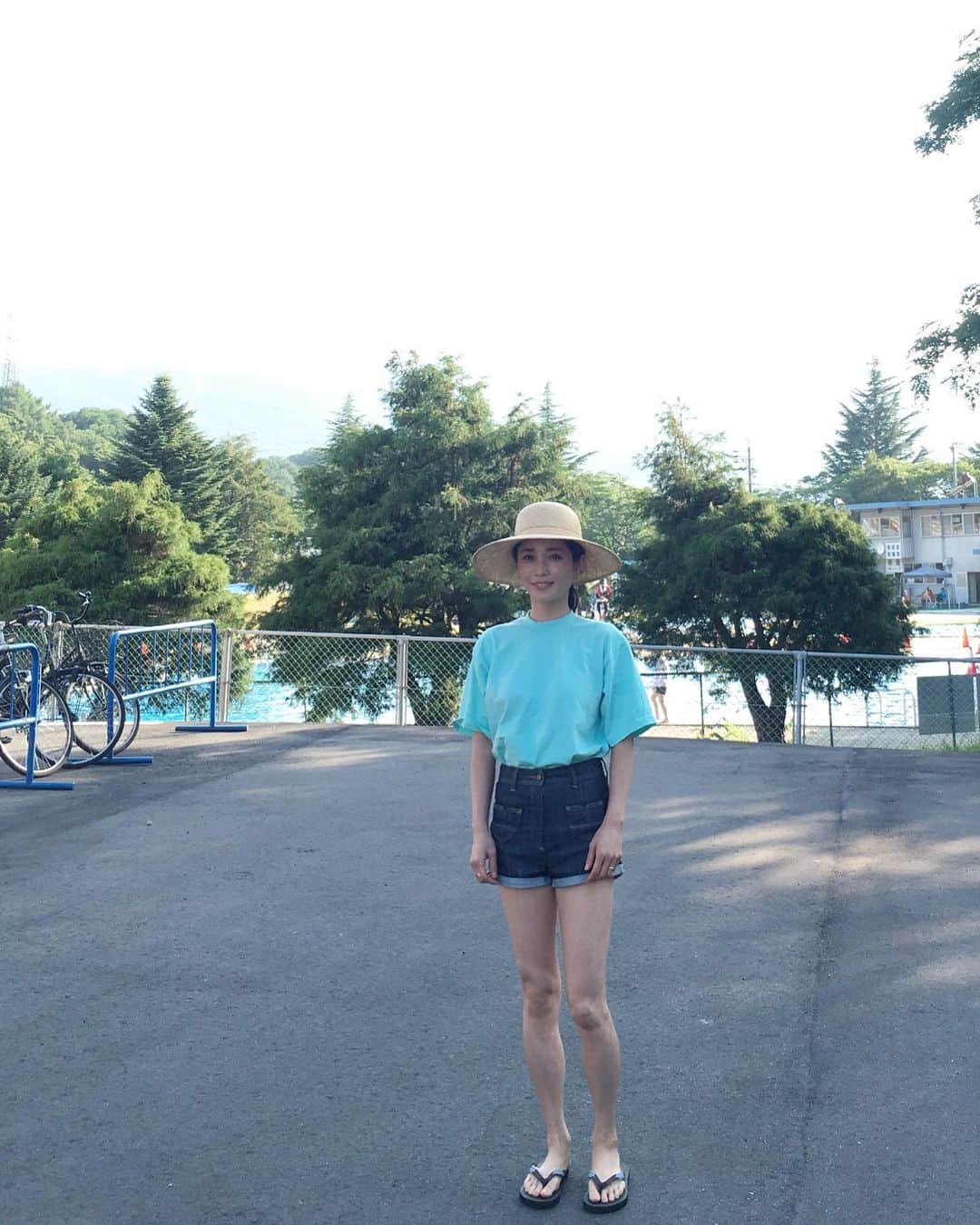 北澤 宏美さんのインスタグラム写真 - (北澤 宏美Instagram)「この色お気に入りだけど初めて着た 今年の夏休みはいろんな色のTシャツを着るって決めていたのです🌈チャレンジ１ チャレンジ２はショートパンツ  #麦わら帽子は借り物です 👒maxim KOBE・TOKYOって書いてあった 🤔」8月21日 19時40分 - romihy58
