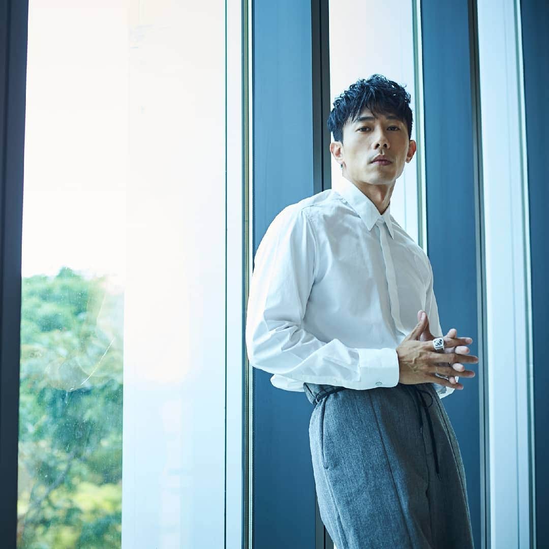 デスモンド・タンのインスタグラム：「At press conference for my latest drama "All is Well". It's been a while I played as a villain in a chinese drama. I had great fun playing this role together with my fellow cast from both Singapore and Taiwan. Watch it and let me know whether you love or hate Wu Pin Rui, alright? 🔪  好久没在8频道演反派了。这次让我真的玩得好过瘾! 而且能在一部那么杰出的作品里和非常多实力派演员'交锋'让我收获满满! 吴品睿你是爱，还是恨呢? 😏 《你那边怎样，我这边OK》 开播咯! 现在可以到 @toggle_sg 观看这部新加坡台湾两地的合拍片! 26号将会开始在 @ch8sg 和 @channelu 播出! 请大家一定要支持!  #你那边怎样我这边ok #AllIsWellDrama  Special thanks: Hairstyling: @ryan_yap  Makeup: @misar_melissa Styling: @ojnjenine  Outfit: @louisvuitton Photo: @mehmeh_666」