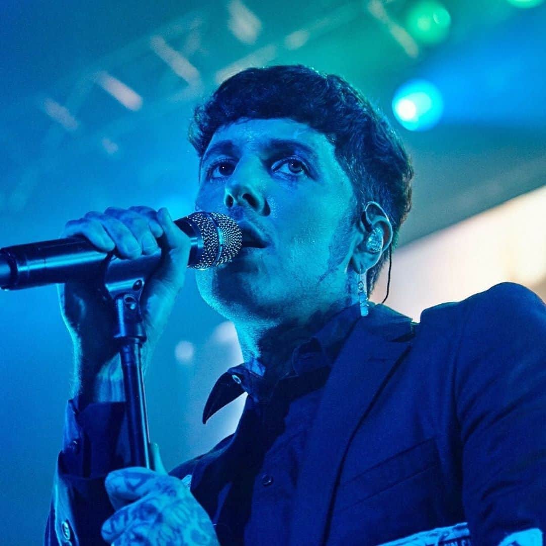 のインスタグラム：「❤️BMTH 単独ライブ写真&動画❤️ . サマーソニックの大阪、東京と出演後、19日に新木場スタジオコーストでゲストアクトにHYDEさんを迎え行ったサマソニエクストラ公演の写真と動画が到着！ HYDEさんは以前からBMTHの大ファンと公言してくださっており、当日も日英のトップヴォーカリストによる夢の2ショットが実現！！スワイプしてご覧下さい😍  BMTHのライブは即ソールド・アウトしたこともあり、久しぶりの単独公演にフロアは終始大合唱。 全英1位をとった最新作『amo』の楽曲はもちろんのこと、『That’s The Spirit』『Sempitarnal』からも演奏をしてくれました！  このライブのセットリストのプレイリストを各音楽配信サービスにて公開中！⇒https://lnk.to/BMTH_Setlist2019 🎶 . . ＜セットリスト＞ MANTRA Avalanche The House of Wolves medicine wonderful life Shadow Moses Happy Song mother tongue Can You Feel My Heart sugar honey ice & tea nihilist blues Antivist Follow You  アンコール Drown Throne . . 📷ライブ写真 Kazushi Toyota .  #ブリングミーザホライズン #BringMeTheHorizon #BMTH #amo #JapanTour #festival #夏フェス #LIVEPhoto #ライブレポート #HYDE #ハイド #anti #UK #イギリス #Setlist #セットリスト #セトリ #playlist #新木場スタジオコースト #新木場StudioCoast #summersonic #summersonic2019 #サマソニ #instaphoto #グラミー賞 #instamusic #洋楽好きな人と繋がりたい #洋楽好き #洋楽大好き #ロック好き  @bringmethehorizon  @hydeofficial」