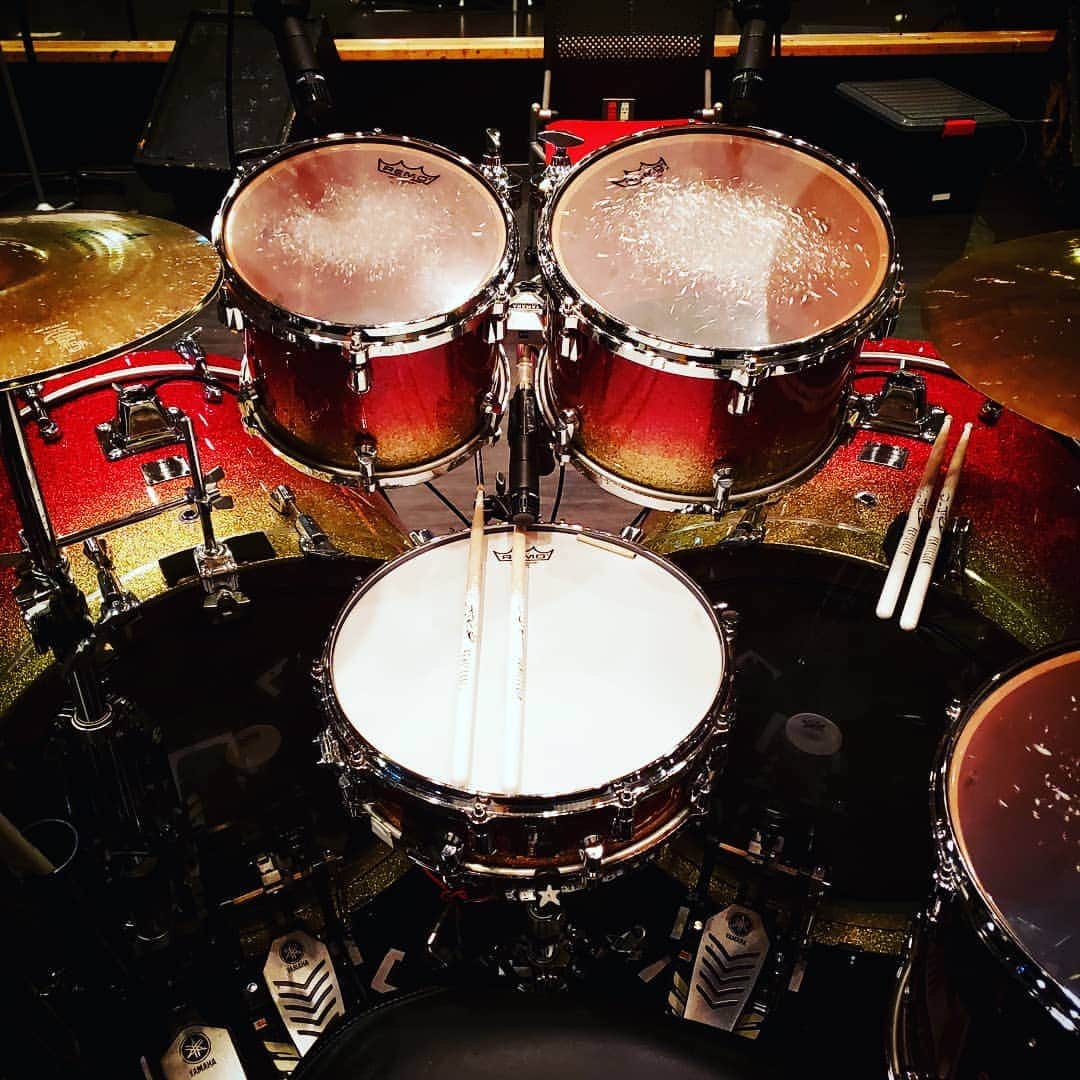 O-JIROのインスタグラム：「アカイコは2ヶ月半ぶりかな〜。叩きやすい。#yamahadrums #zildjencymbals」