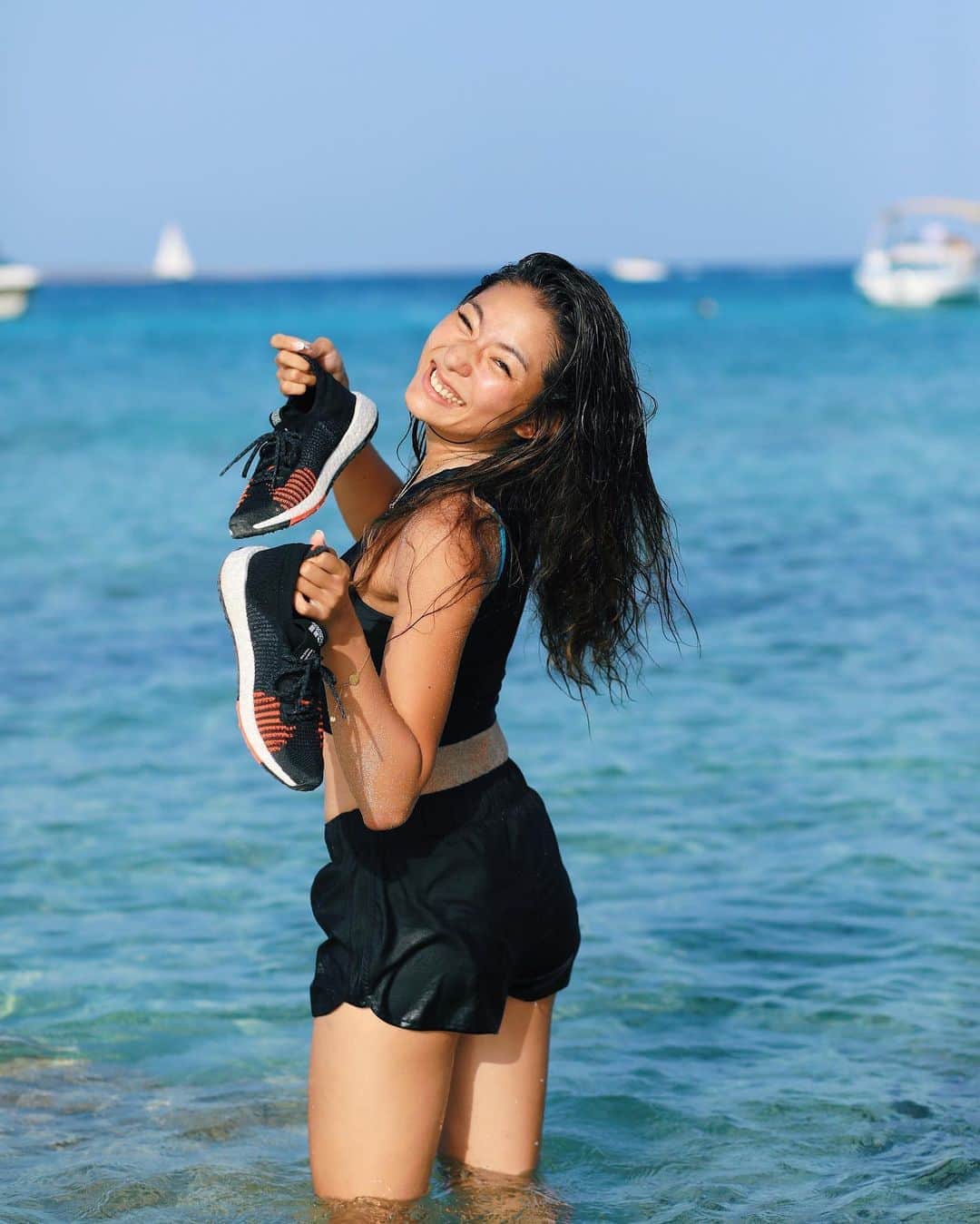 のインスタグラム：「Jumping in the sea after the running 🏃‍♀️ 🌊☀️ フォルメンテラ島では毎日、海を横目に朝ラン。走り終わったらそのまま海に飛び込んで汗を流しながらリフレッシュ🍃 小さな島の小さな路地を走るのに#pulseboost が最適でした🏃‍♀️✨ ・ #pulseboosthd #adidastokyo」