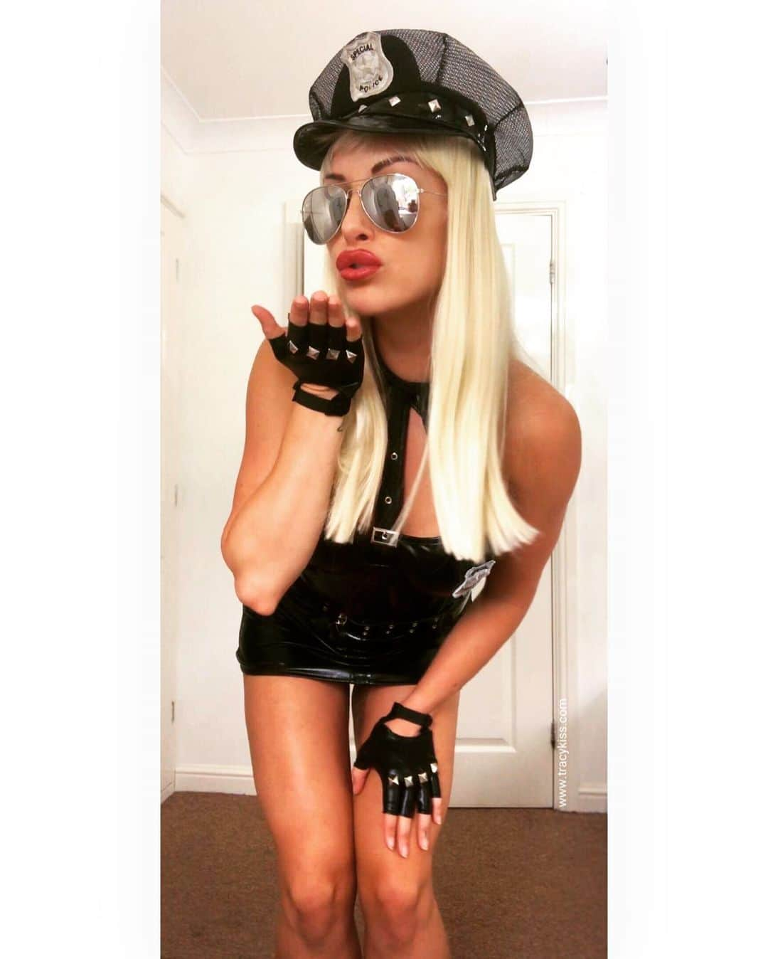 トレーシー・キスさんのインスタグラム写真 - (トレーシー・キスInstagram)「👮‍♀️ Hair & Costume: @fevercollection ------------------------  #dressup #costume #policewoman #policeofficer #tracykiss #gymlife #bodygoals #feminism #muscles #earnedit #tattoo #healthy #bodytransformation #inspiration #gains #motivation #ootd #fashion #weightloss #fitness #success #girlpower #redhead #ootn #lotd #veganism #girl #gym #bodybuilding #vegan」8月21日 19時59分 - tracykissdotcom