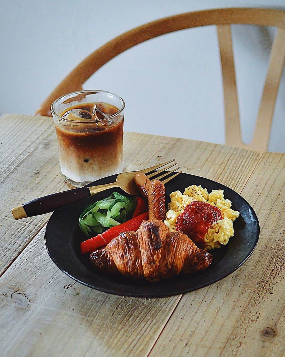 Natsuko Motoiのインスタグラム：「Lunch🥐 . . . . . . #ランチ #お昼ごはん #おうちごはん #おうちごはんlover #うつわ #暮らし  #lunch #igersjp #フーディーテーブル #wp_deli_japan #クロワッサン #ワンプレート #シンプルごはん #foodpic #instafood」