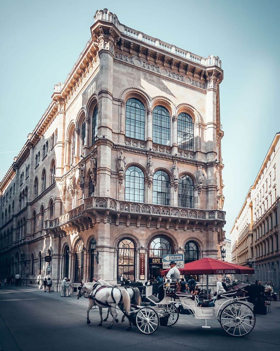 Wien | Viennaさんのインスタグラム写真 - (Wien | ViennaInstagram)「Palais Ferstel, which houses the famous Café Central, is a slice of Italy in the heart of Vienna. This was the brainchild of Heinrich von Ferstel, who returned from a journey to Italy brimming with inspiration, and between 1856 and 1860 built what is the most magnificent example of a Gründerzeit mansion house. Did you visit this gem? 🍰☕️ by @seplb #ViennaNow」8月21日 19時57分 - viennatouristboard
