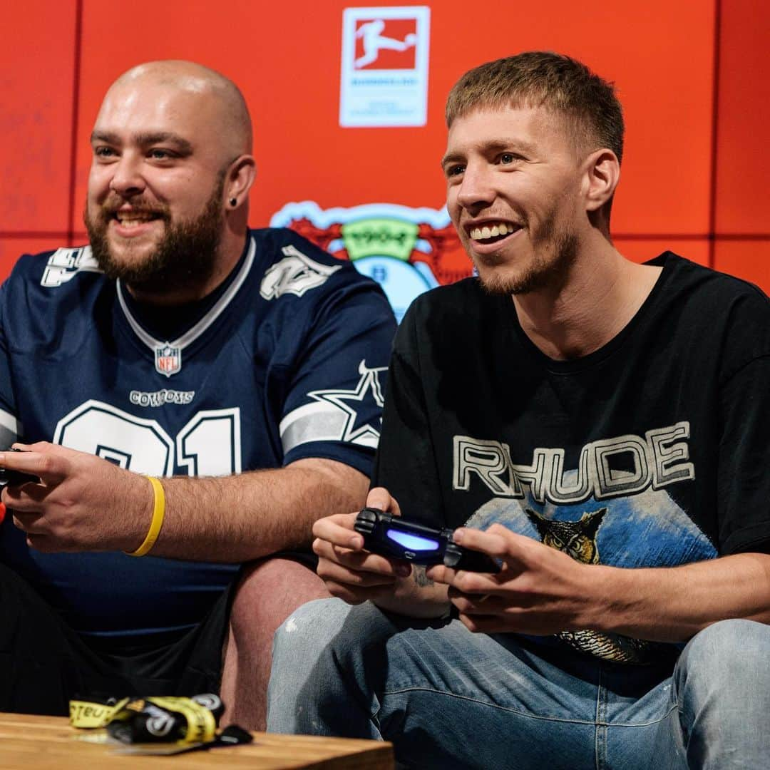 バイエル・レバークーゼンさんのインスタグラム写真 - (バイエル・レバークーゼンInstagram)「🎮 @mitch23elijah and @ni_lo36 at📍 @gamescom. 🆕 #FIFA20 #Gamescom #Gamescom2019 #Bayer04 #Werkself @easportsfifa @b04esports」8月21日 20時09分 - bayer04fussball