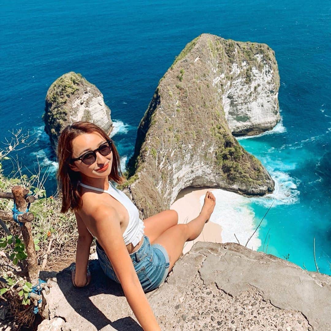 のインスタグラム：「- - 📍Kelingking beach 一番楽しみにしてたペニダ島☺️ 島の絶景スポット回ったんだけど、 どこも最高の景色でした✨ たくさんいい写真撮ってくれたスギちゃん @bali_gaido_sugi に感謝🥺 ガイドさんなしでは来るのに心折れてたな😂 - - #バリ #バリ島 #バリ土産 #リゾート #海外旅行 #旅ジョ #balitrip #bali #bali🌴 #baliindonesia #indonesia #ubud #balihotel #baligasm #balivibes #balitravel #baligolf #バリゴルフ #リゾートゴルフ #旅 #海外好き #旅行好き女子 #sae_golf_bali #nusapenida #バリガイド #バリ島カーチャーター #バリカーチャーター #バリ島ガイド」