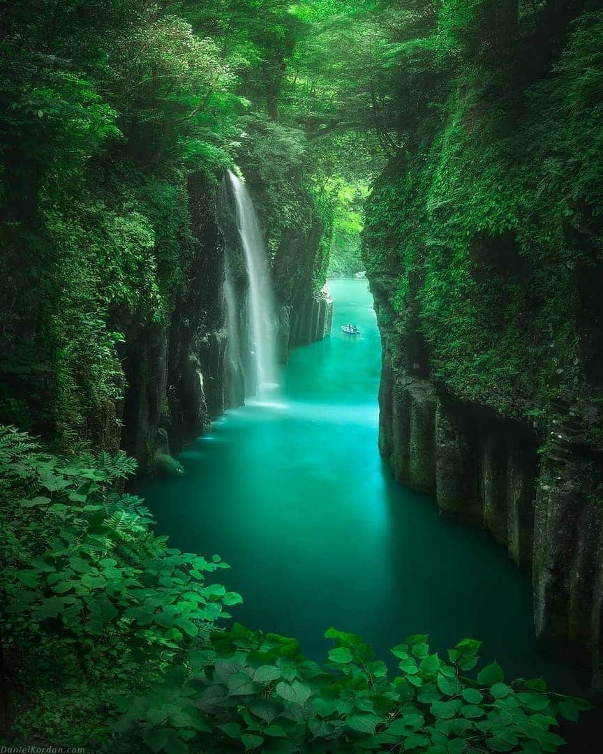 Discover Earthさんのインスタグラム写真 - (Discover EarthInstagram)「"During my trip in search for fireflies in Japan we've visited some other beautiful places at Kyushu island. Among one of them - Takachiho gorge! Locals take little boats and cruise just under the waterfall with steep basalt columns around. " 🇯🇵 Tag someone with whom you'd share this amazing view! — 📍#DiscoverJapan — 📸 Caption and photo by @danielkordan」8月21日 20時01分 - discoverearth
