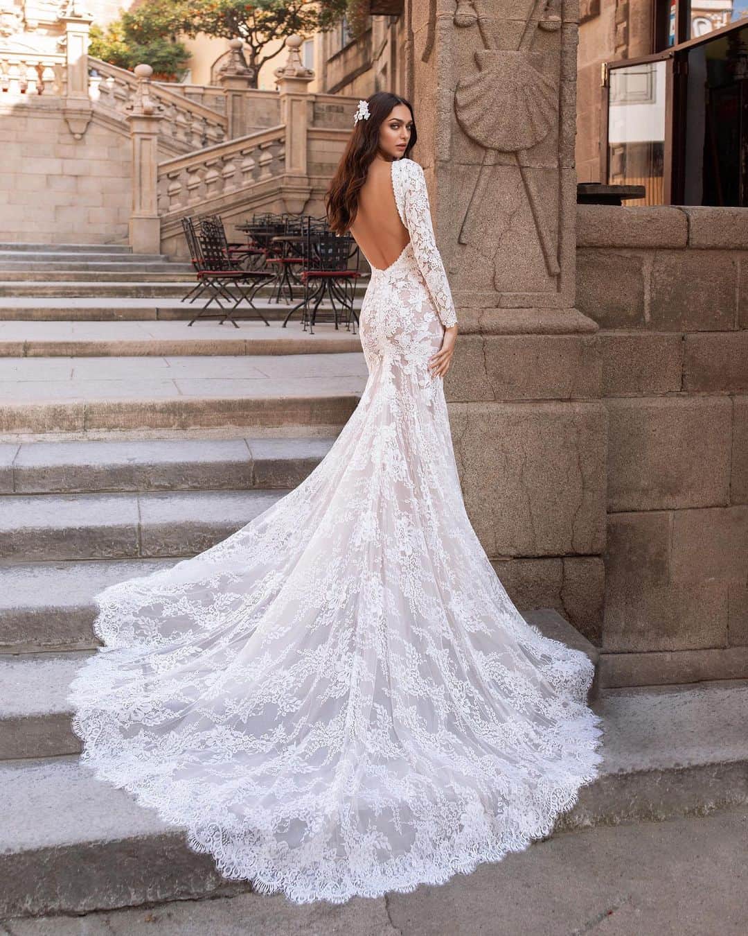 Pronoviasさんのインスタグラム写真 - (PronoviasInstagram)「See through lace is one of the hottest trends this year ⚡️ Discover more on our stories! Dress: Telesto. Head pins: Thora. #PronoviasTrends #Pronovias2020」8月21日 20時05分 - pronovias