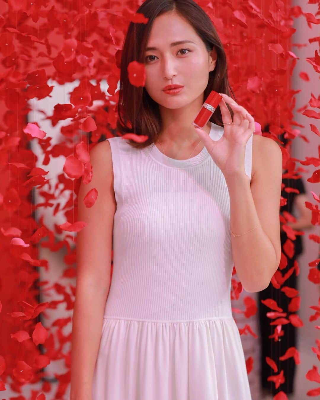 山賀琴子さんのインスタグラム写真 - (山賀琴子Instagram)「Diorの新しいリップが素敵🌹👏🏻✨﻿ ﻿ 滑らかでホイップのようなテクスチャー、﻿ マットなのに潤いを保ってくれる、﻿ 発色と香りがよくて私はすきです☺️﻿ ﻿ #diormakeup #rougediorultracare  #ルージュディオールウルトラリキッド」8月21日 20時13分 - kotokoyamaga