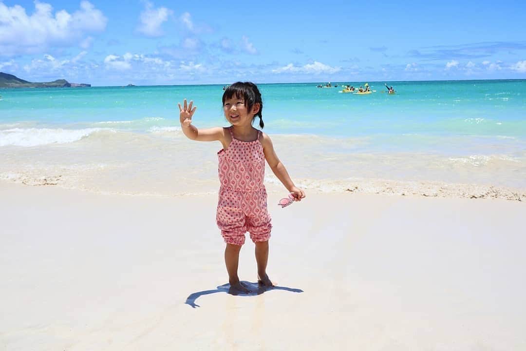 タビスルキッズのインスタグラム：「こんばんは😊 現在、「夏」を楽しんでいるお写真・動画を募集中です✨ 本日の #タビスルキッズ はこちら💕 📷@kanako__0130さん 🚩ハワイ・オアフ島「カイルアビーチ 」 🎙ご本人コメント カイルアビーチの青さが凄いっ🌊✨ . まるで加工したみたいな青🌊🌴 だけど、 何の加工もしてないよ😍✨ ＊＊＊＊＊＊ カイルアビーチは全米NO.1ビーチに選ばれたこともあるんですよね✨ いつも、素敵なお写真ありがとうございます💕」