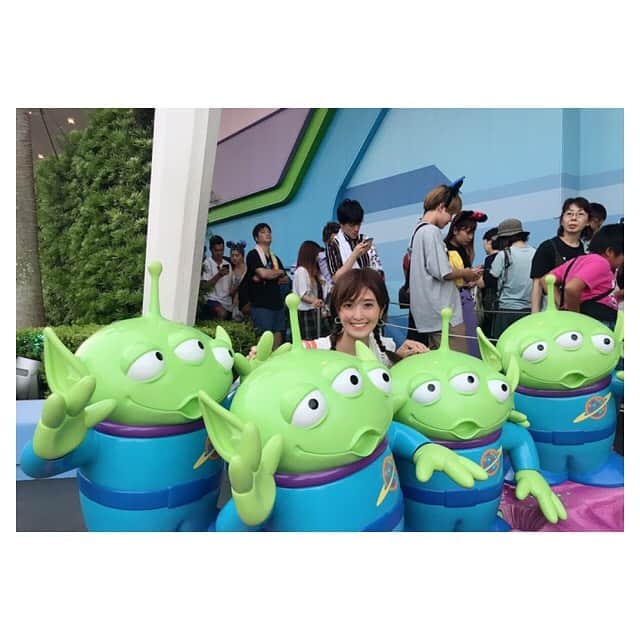 川口智美のインスタグラム：「ちょっと早めの #誕生日祝い で 叔母に #ディズニーランド へ連れて 行ってもらいました🐭🏰🎉 楽しみ過ぎて、ディズニーDVDを続編含め全て見返してから出発👟✨ ランドでは、#トイストーリー の #ショー を観ながらランチ出来る #ホースシューラウンドアップ を堪能しました🏇❤️ #ウッディー や #ジェシー が握手しに来てくれるし 他のアトラクションに乗るたびに #スタッフ さん達から #happybirthday って言って もらえるし幸せな一日でした💋  叔母に感謝⭐️ #disneyland #disneyresort #disney #toystory #horseshoeroundup #show #restaurant #birthday #本当の誕生日は28日 #アトラクションもアプリを駆使してスムーズに乗れました〜 #ディズニーマニア」