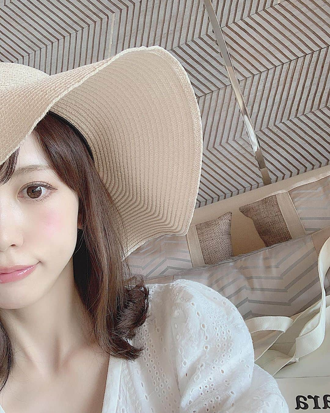 Yukiさんのインスタグラム写真 - (YukiInstagram)「👒 ㅤㅤㅤㅤㅤㅤㅤㅤㅤㅤㅤㅤㅤ お盆休みは2年ぶりのプーケットへ ♡ スリパンワ ラグジュアリーホテル プールヴィラリゾート 🏨🏝 今は雨季なのに晴れていて気温は30℃前後。 日本より涼しくて過ごしやすかった 😌 ホテルのスタッフさん達の笑顔がとても素敵で ここにして良かった〜と思えることが沢山あった 🙏🏻 現地のガイドさんは日本語がペラペラ 😳 1日だけ車をチャーターしたので いろんな場所へ連れて行ってくれました 🚍 （トラと触れ合って、ゾウに乗った🐘 ） ㅤㅤㅤㅤㅤㅤㅤㅤㅤㅤㅤㅤㅤ タイの人はみんな優しくて大好きだなぁ ☺️ タイ語を勉強して喋れるようになりたい…。 また来年も行けるといいな 🏝💕 ㅤㅤㅤㅤㅤㅤㅤㅤㅤㅤㅤㅤㅤ #sripanwa #sripanwaphuket #sripanwahabita #phuket #phukethotel #makeup #diormakeup #lipmaximizer #snidel #snidelワンピース #夏コーディネート #スナイデル #プーケット旅行 #スリパンワ #アイシャドウパレット #ディオールコスメ #マキシマイザー #アディクトリップマキシマイザー #タビジョ #海外旅行 #旅ジョ #ゆき旅メモ」8月21日 20時20分 - yukii061