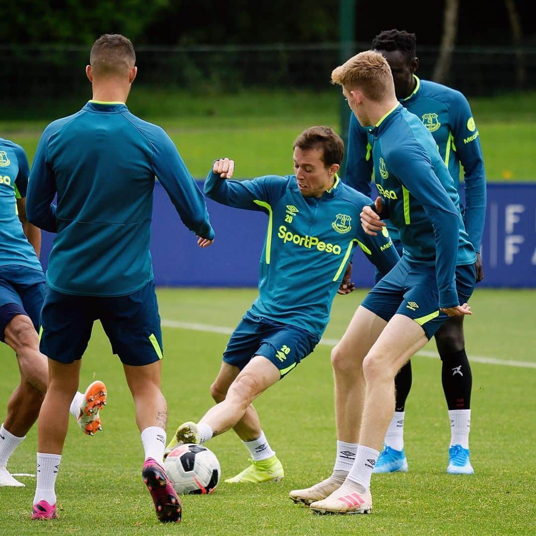 エヴァートンFCさんのインスタグラム写真 - (エヴァートンFCInstagram)「🔜 Friday night football! 🙌 • • • #everton #blues #toffees #training #coyb #nsno #astonvilla #avfc #friday #fnf #premierleague #pl」8月21日 20時20分 - everton