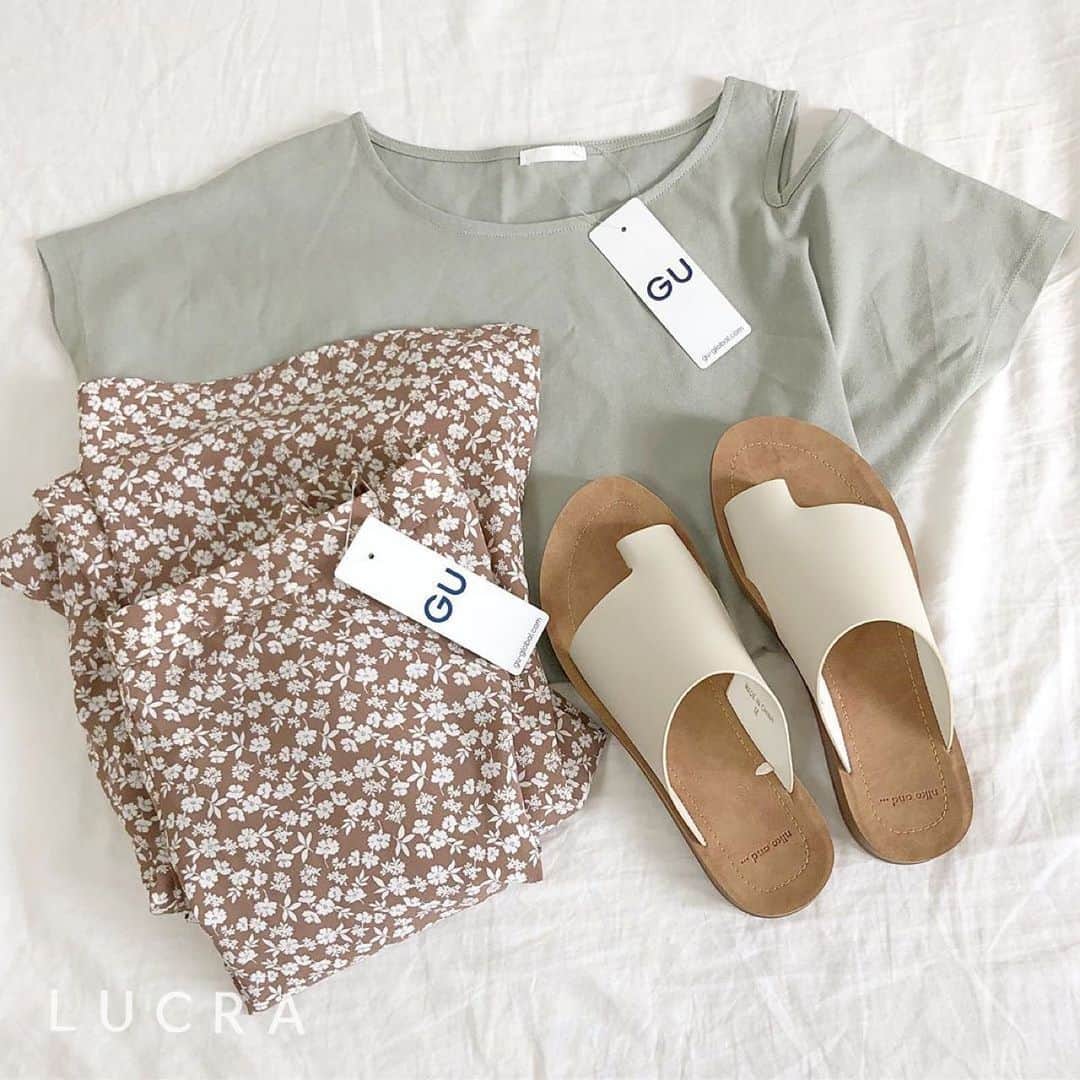 LUCRA（ルクラ）さんのインスタグラム写真 - (LUCRA（ルクラ）Instagram)「GUとnico and での購入品🥝 ㅤㅤㅤ  ベージュの小花柄のスカートも肩あきのミントグリーンtシャツも可愛いですよね☺︎ ㅤㅤㅤ  Text and photo by @__nnm09  ㅤㅤㅤㅤㅤㅤㅤㅤ ㅤㅤㅤ  LUCRA公式Instagram上で紹介させて頂くお写真を募集中！写真に#lucrajp をつけるかタグ付けして投稿してくださいね♡ ㅤㅤㅤ  #ファッション #コーディネート#お洒落さんと繋がりたい#スニーカー#低身長 #きょコ#足元倶楽部#低身長さんと繋がりたい#インスタ映え#スニーカー女子 #ブラウンコーデ#ワントーンコーデ#プチプラコーデ#コーデ#置き画クラブ#春コーデ#置き画#置き画倶楽部#スポサンコーデ#サンダル#instagood#ootd #fashion ㅤㅤㅤ」8月21日 20時22分 - lucra_app