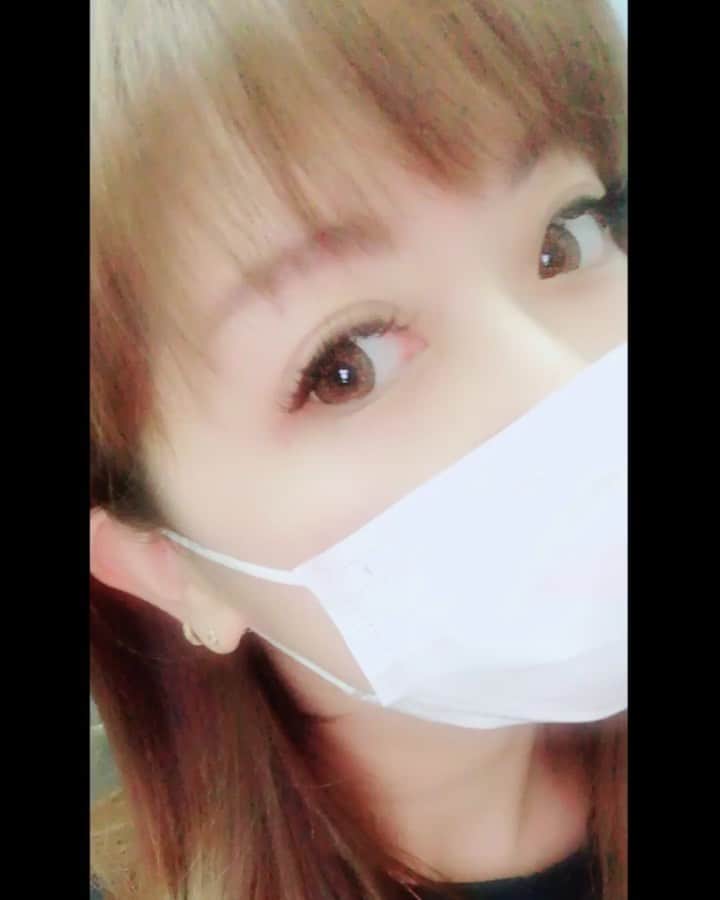 野崎鮎のインスタグラム：「マツエクのお直し♡ まつ毛エクステ綺麗にしてもらった♡ くるんくるんでお目目がパッチリ✨ たれ目すぎて悩んでいるので、目尻だけカールをキツくしてもらった( ఠ_ఠ )♡ #東高円寺 #マツエク #たれ目 #beauty #リペア #まつげエクステ #エクステ #happy #dayoff」