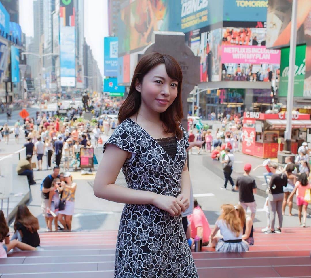 佐々木真奈美のインスタグラム：「私の一番のパワースポットは間違いなくここ、Times Square 🗽 #businessportrait #timessquare #newyork #ニューヨーク #アナウンサー #タイムズスクエア #佐々木真奈美」