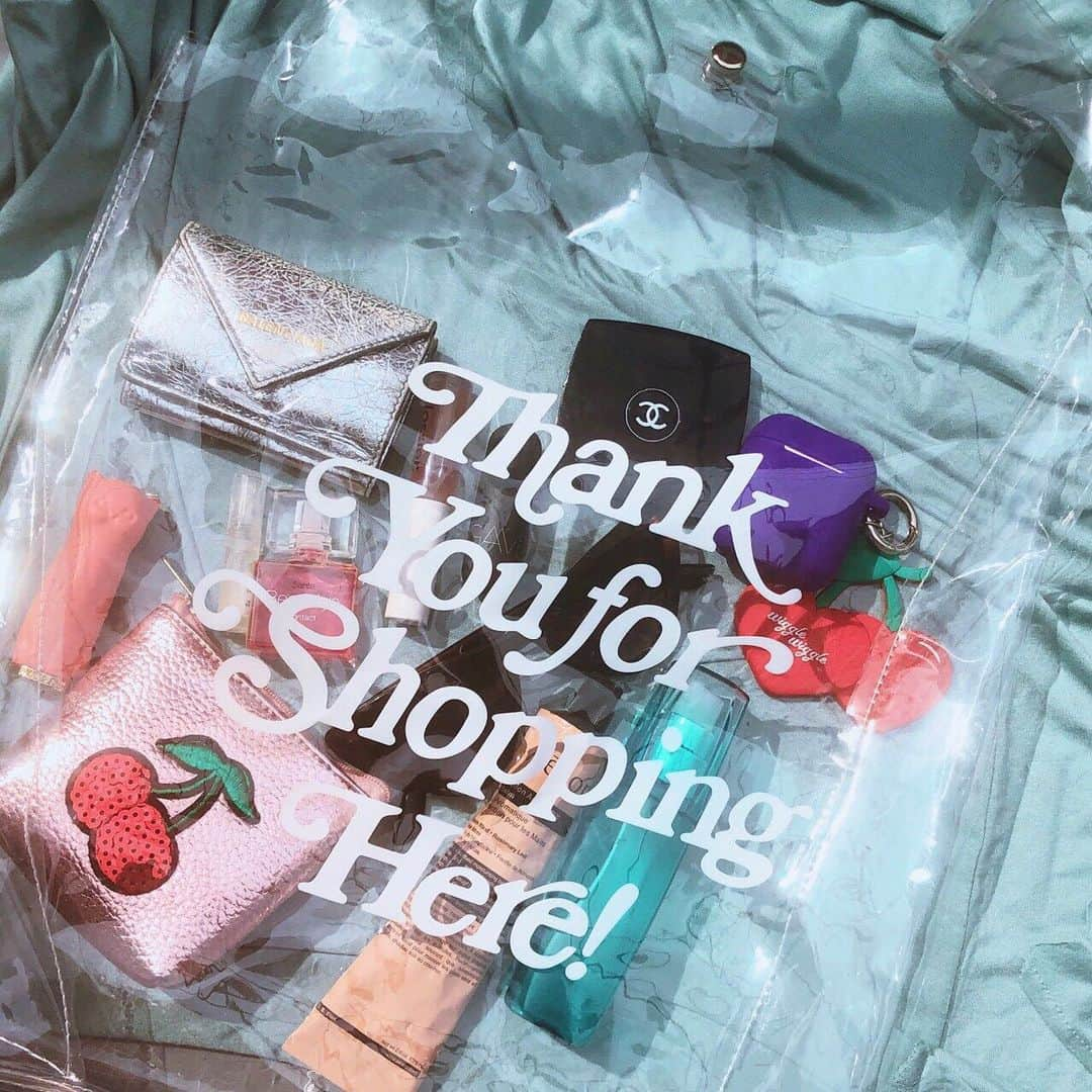 ELLE girl JAPANさんのインスタグラム写真 - (ELLE girl JAPANInstagram)「What's in my bag？👜﻿ ﻿ いつもおしゃれなELLEgirl UNI creatorたちのカバンには何が入っているの？👜お財布やコスメから意外なものまで？！👀UNI creatorのカバンの中身を拝見💘﻿ ﻿ ﻿ 💁🏻‍♀️ぷるこ ( @prukousagi )﻿ ﻿ 🤔バッグについて教えて！﻿ プロデュースしているブランド「LOLIPOPKNIFE TOKYO」( @lpntokyo )のPVCトート(¥4000+tax)💜A4が入る大きさで荷物がたくさん入るところも🙆‍♀️！﻿ ﻿ 🤔バッグ選びのポイントやこだわり﻿ 夏はやっぱり涼しげな素材が気になります👀ビーチにも持っていけるPVC素材のバッグがマストハブ☀️👙﻿ ﻿ 🤔バッグの中身を教えて！﻿ ・「 #シャネル 」( @chanel.beauty )のミニミラー﻿ ・ ヴィンテージのサングラス﻿ ・「 #バレンシアガ 」( @balenciaga )のお財布﻿ ・AirPods (👉パープルのケースは韓国の「 #WiggleWiggle 」 @wigglewiggle.ny のもの)﻿ ・「 #メナード 」の化粧水ミスト﻿ ・「 #イソップ 」( @aesopskincare )のハンドクリーム﻿ ・チェリーのポーチ(ファンの方からのプレゼント💓)﻿ ﻿ ちなみにいつもポーチには﻿ ・目薬﻿ ・「 #ポールアンドジョー 」( @paulandjoe_beaute )のリップ﻿ ・「 #グロッシアー 」( @glossier )のグロス﻿ ・「 #バイトビューティー 」( @bitebeauty )のリップバーム(ビーガンコスメなんです！)﻿ ・香水のアトマイザー﻿ を入れています🧜🏻‍♀️﻿ ﻿ ﻿ #whatsinmybag #ellegirluni #ellegirl #ぷるこ #chanelmirror #シャネルミラー #balenciaga #バレンシアガ財布 #airpodsケース #aesop #イソップハンドクリーム #メナード化粧水 #paulandjoebeaute #glossier #bitebeauty #かばんの中身 #lolipopknifetokyo」8月21日 20時30分 - ellegirl_jp