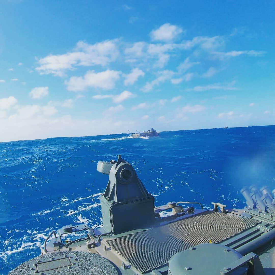 陸上自衛隊さんのインスタグラム写真 - (陸上自衛隊Instagram)「#陸上自衛隊  は令和元年6月3日から8月21日までの間、 #オーストラリア において #米軍 との実動訓練を実施しました。 写真は、オーストラリアのショールウォーターベイ周辺の #海 において #水陸両用車 が航行している様子です。  #青い海 #青い空 #水しぶき #ゴープロ #水陸両用」8月21日 20時33分 - jgsdf_pr