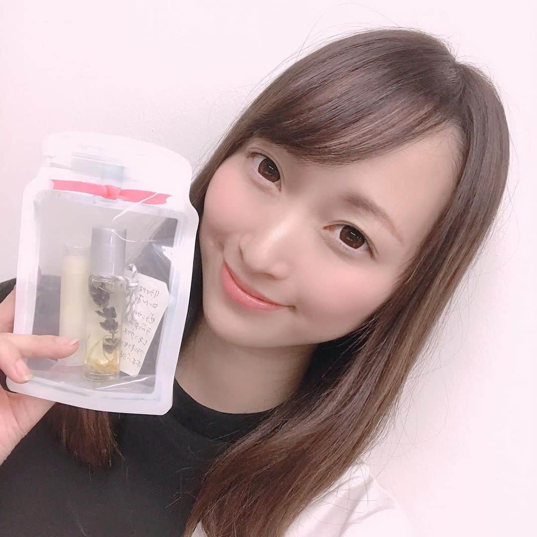 白井美帆さんのインスタグラム写真 - (白井美帆Instagram)「大好きなアロマグッズ♡ まなちゃんのお母さんに作ってもらった❤︎❤︎ @ichigo7781  リップクリーム前に作ってくれて、めちゃくちゃ癒されておねだりしたらコロンまで(〃ω〃) #アロマリップ #アロマコロン  毎日つけて癒される❣️ ＊ ＊ ＊ #リラックスグッズ #ラベンダー #レモングラス #ホホバオイル #リップクリーム #コロン #手作り #癒しグッズ #すっぴんでも盛れるアプリ」8月21日 20時39分 - shirai_miho77