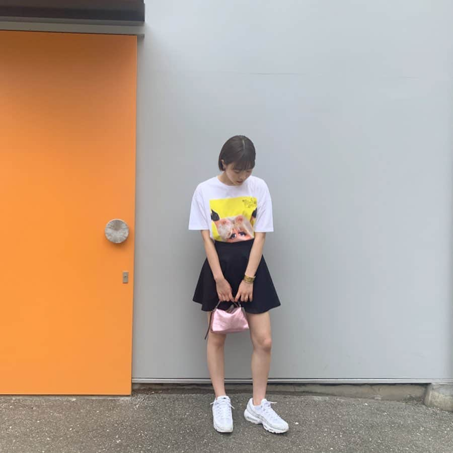 穴井千尋さんのインスタグラム写真 - (穴井千尋Instagram)「. 私服☺︎ ミス・ピギーのTシャツは @zara の💛 彼が一緒に選んでくれた☺️ 久しぶりに短いスカートもいいね☺️ ごっついスニーカー合わせてね👟 . #私服 #ootd #style #misspiggy #coordinate」8月21日 20時41分 - chihiro_anai_official